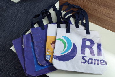 Rio+Saneamento transforma uniformes usados em bolsas e estojos sustentáveis em parceria com associação de Itaguaí