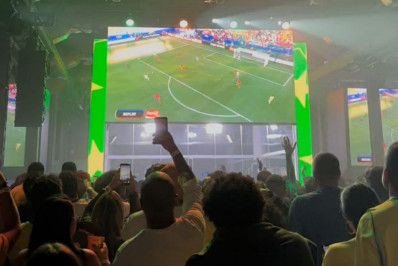 Vídeo! Torcedores comemoram gol da Seleção em evento na Casa CazéTV