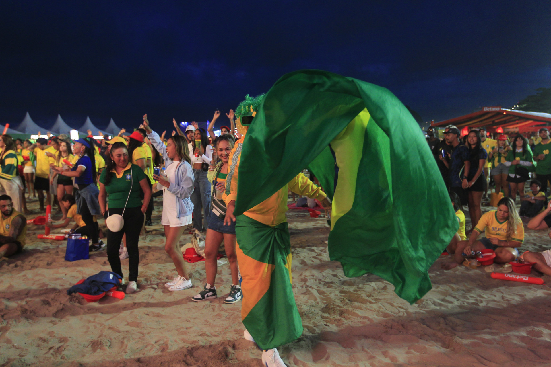 Torcedores do Brasil na Arena Copa em Copacabana, durante a transmissão do jogo entre Brasil x Marrocos neste sábado (13). - Reginaldo Pimenta / Agencia O Dia