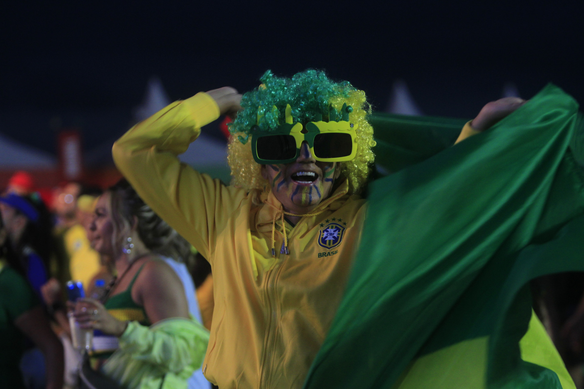 Torcedores do Brasil na Arena Copa em Copacabana, durante a transmissão do jogo entre Brasil x Marrocos neste sábado (13). - Reginaldo Pimenta / Agencia O Dia