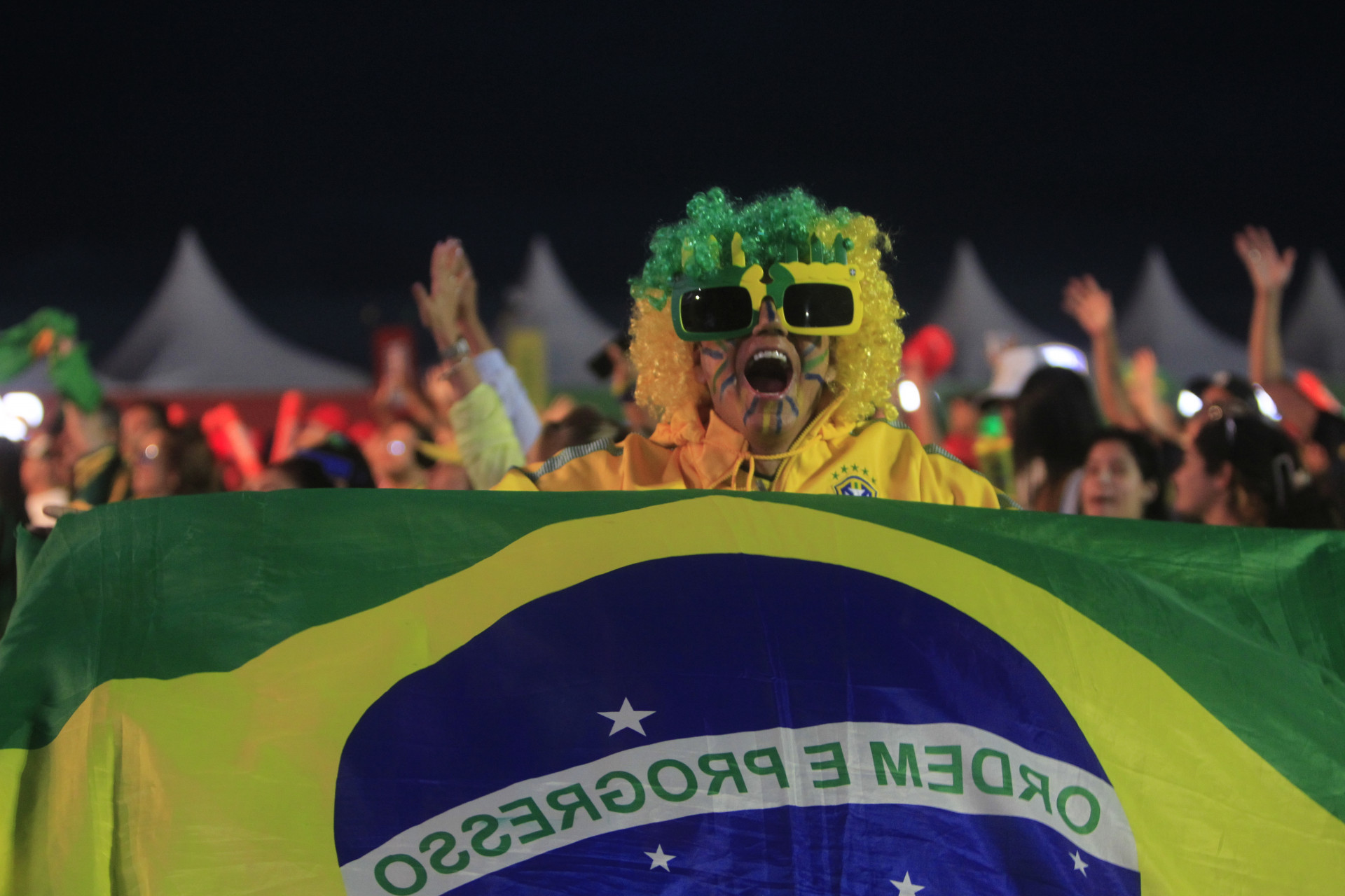 Torcedores do Brasil na Arena Copa em Copacabana, durante a transmissão do jogo entre Brasil x Marrocos neste sábado (13). - Reginaldo Pimenta / Agencia O Dia
