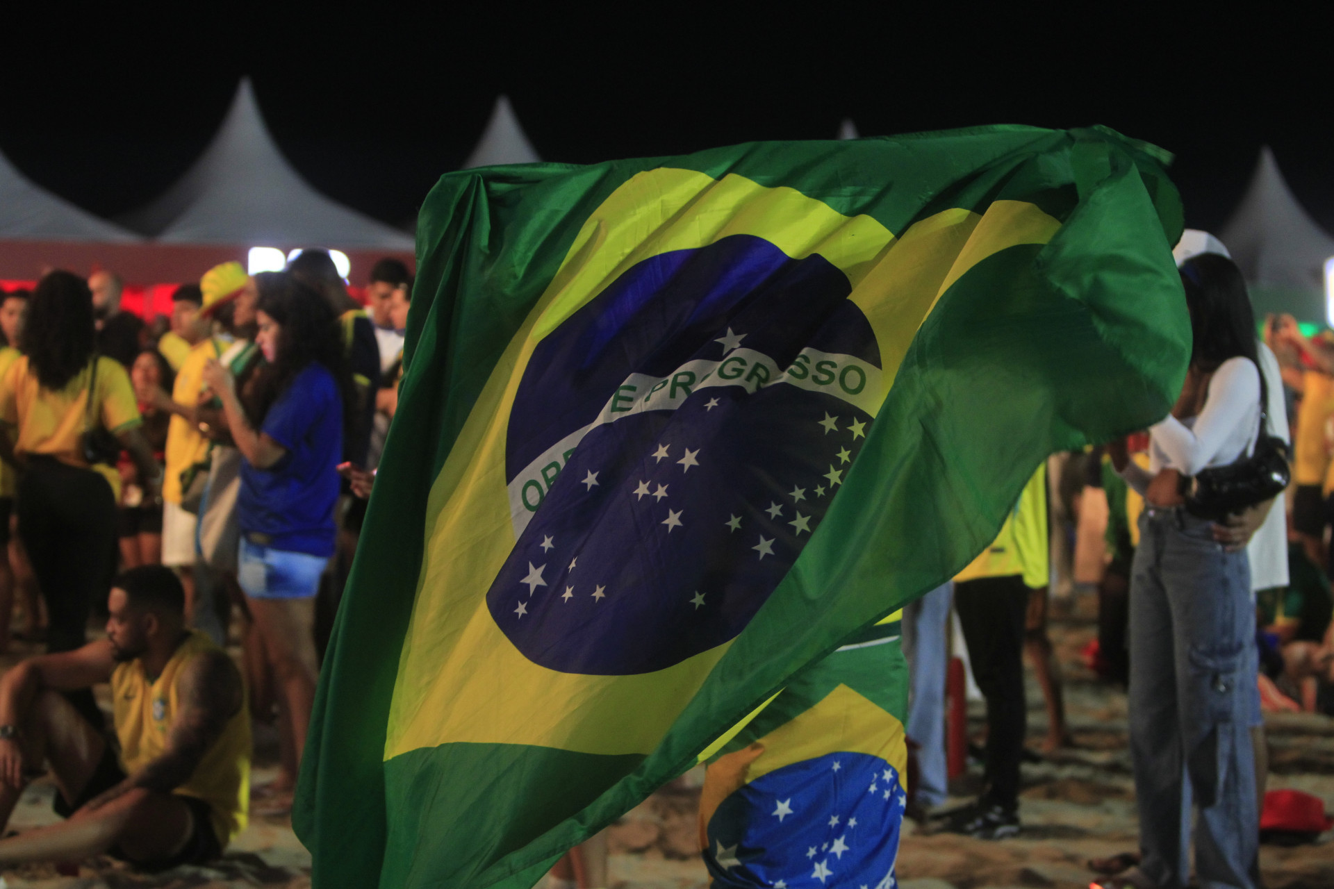 Torcedores do Brasil na Arena Copa em Copacabana, durante a transmissão do jogo entre Brasil x Marrocos neste sábado (13). - Reginaldo Pimenta / Agencia O Dia