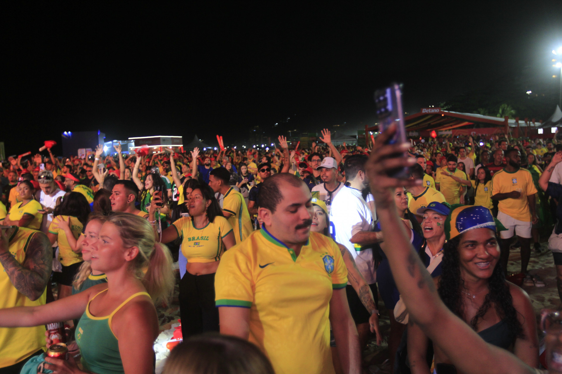 Torcedores do Brasil na Arena Copa em Copacabana, durante a transmissão do jogo entre Brasil x Marrocos neste sábado (13). - Reginaldo Pimenta / Agencia O Dia