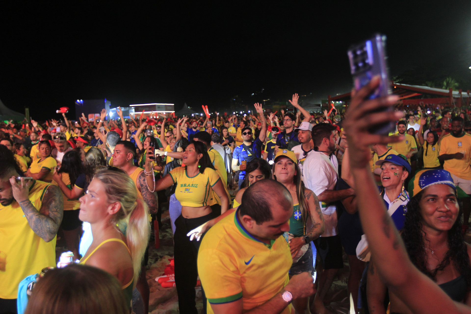 Torcedores do Brasil na Arena Copa em Copacabana, durante a transmissão do jogo entre Brasil x Marrocos neste sábado (13). - Reginaldo Pimenta / Agencia O Dia
