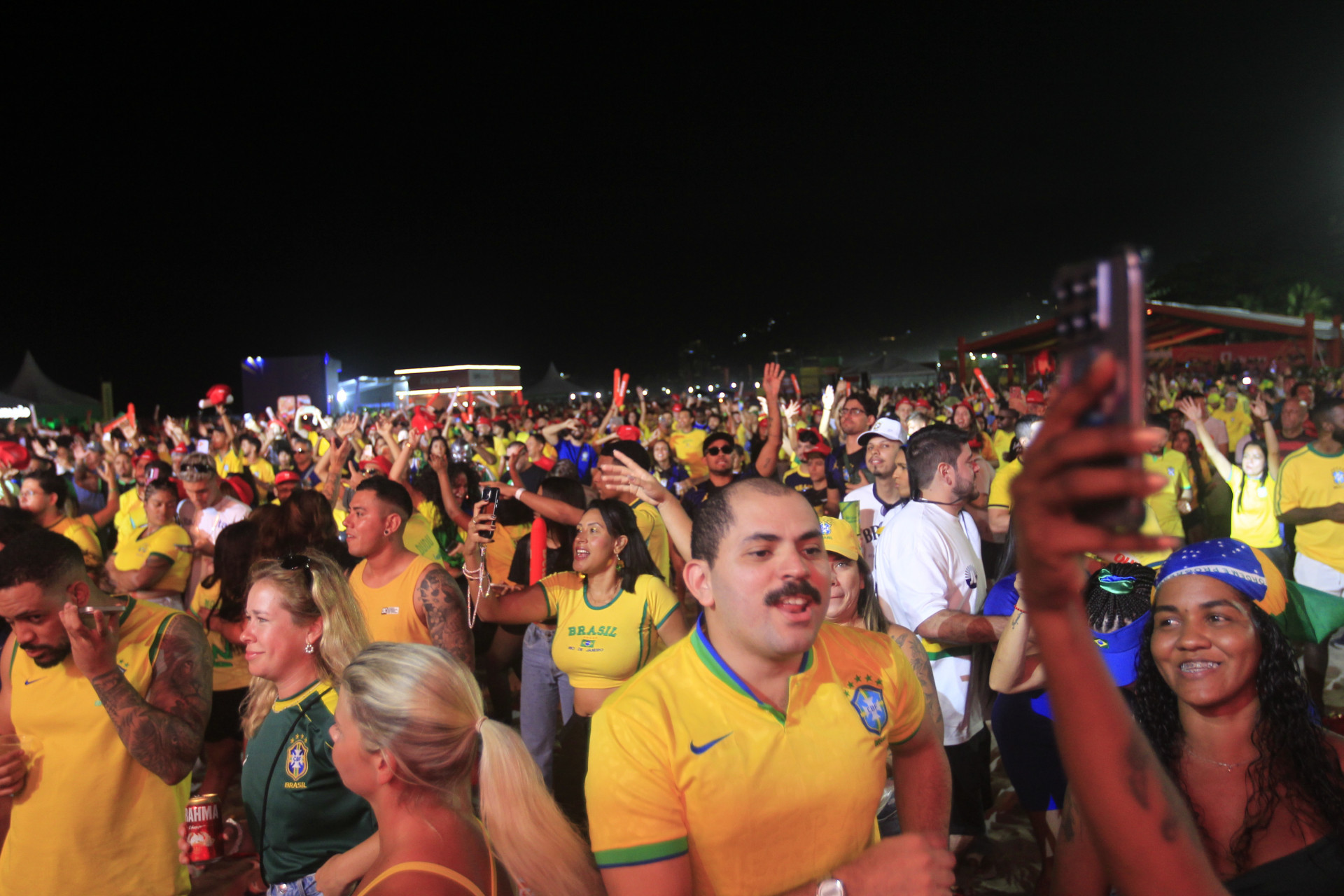 Torcedores do Brasil na Arena Copa em Copacabana, durante a transmissão do jogo entre Brasil x Marrocos neste sábado (13). - Reginaldo Pimenta / Agencia O Dia