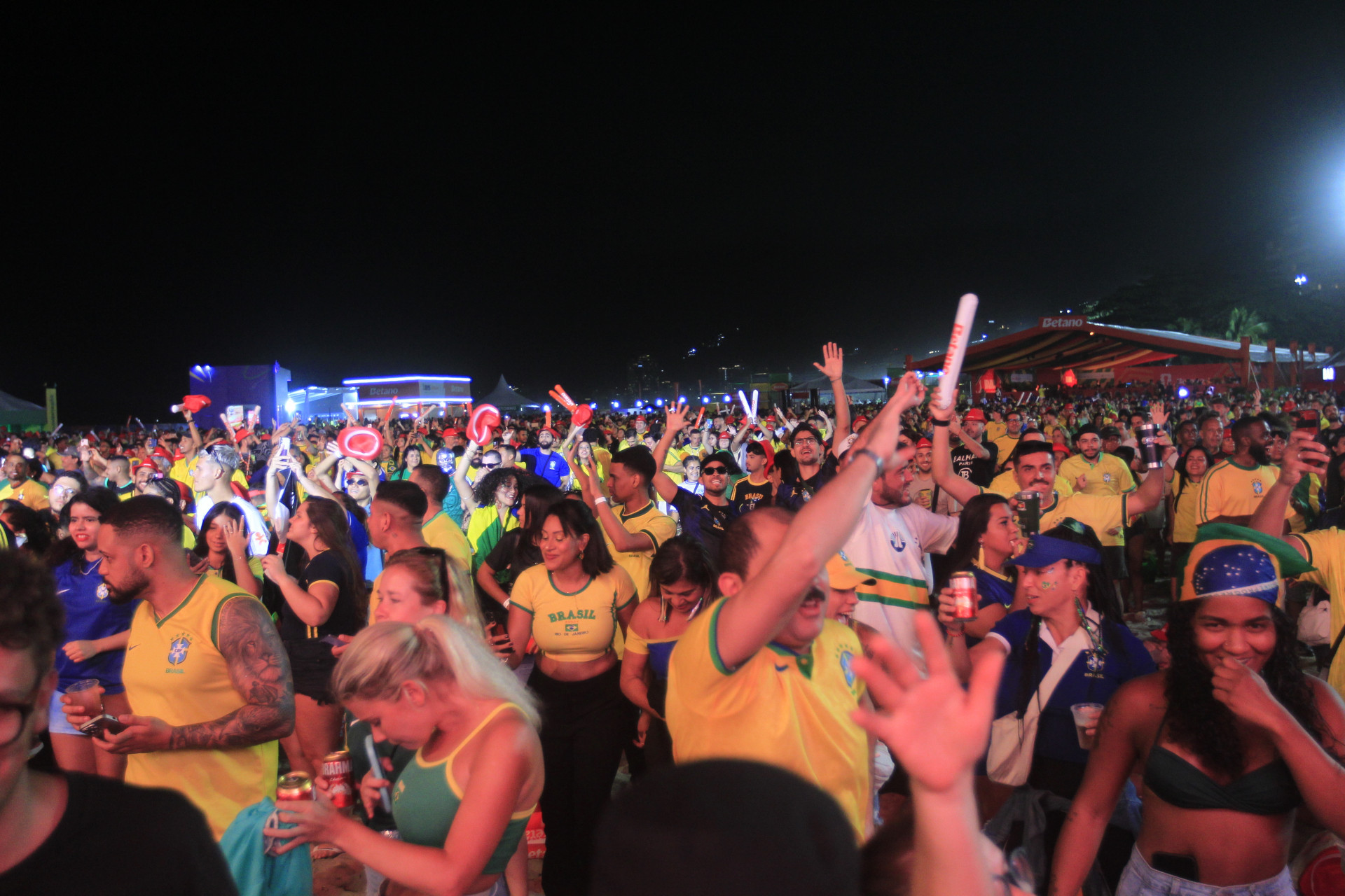 Torcedores do Brasil na Arena Copa em Copacabana, durante a transmissão do jogo entre Brasil x Marrocos neste sábado (13). - Reginaldo Pimenta / Agencia O Dia