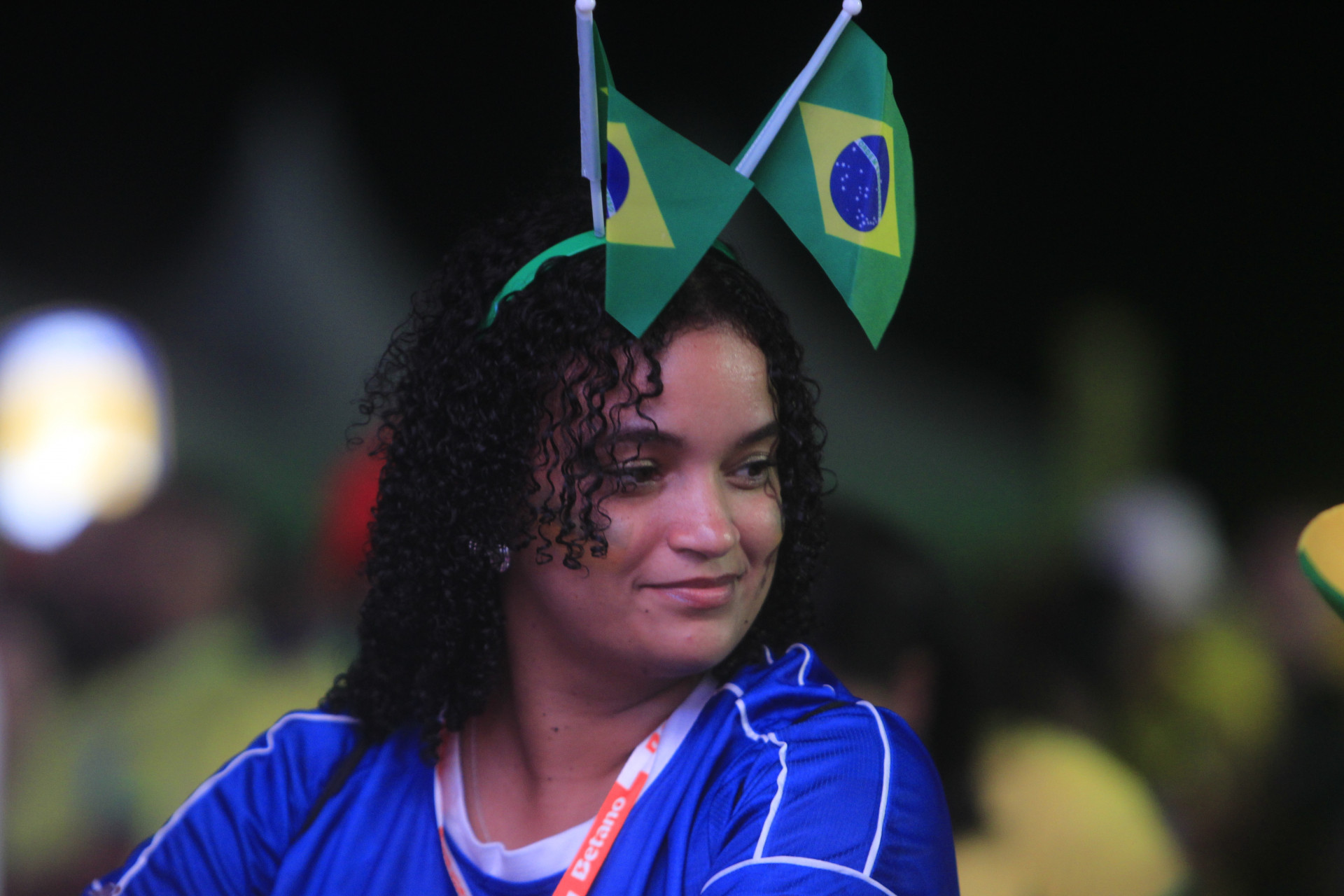 Torcedores do Brasil na Arena Copa em Copacabana, durante a transmissão do jogo entre Brasil x Marrocos neste sábado (13). - Reginaldo Pimenta / Agencia O Dia