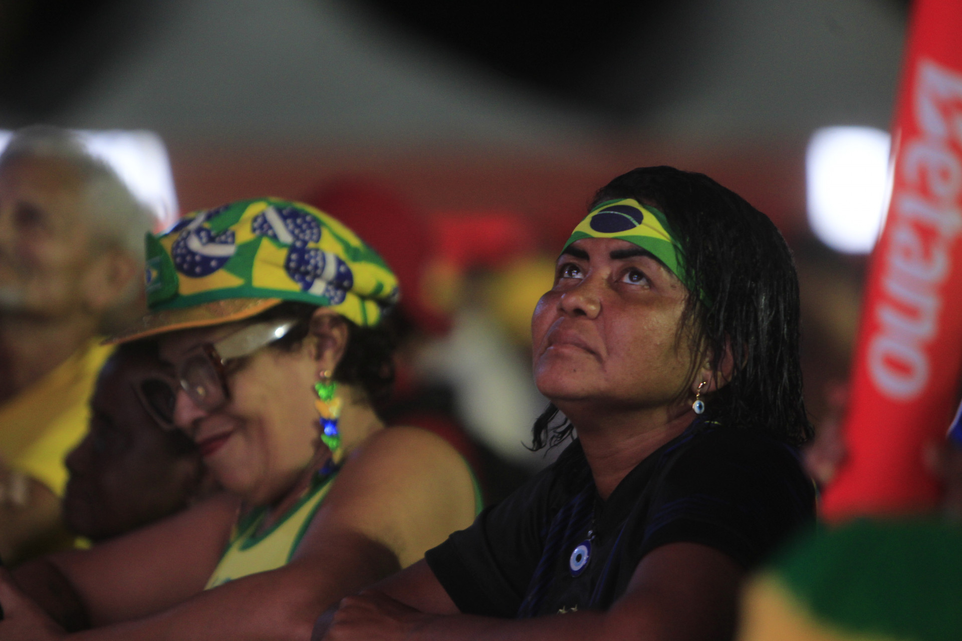 Torcedores do Brasil na Arena Copa em Copacabana, durante a transmissão do jogo entre Brasil x Marrocos neste sábado (13). - Reginaldo Pimenta / Agencia O Dia