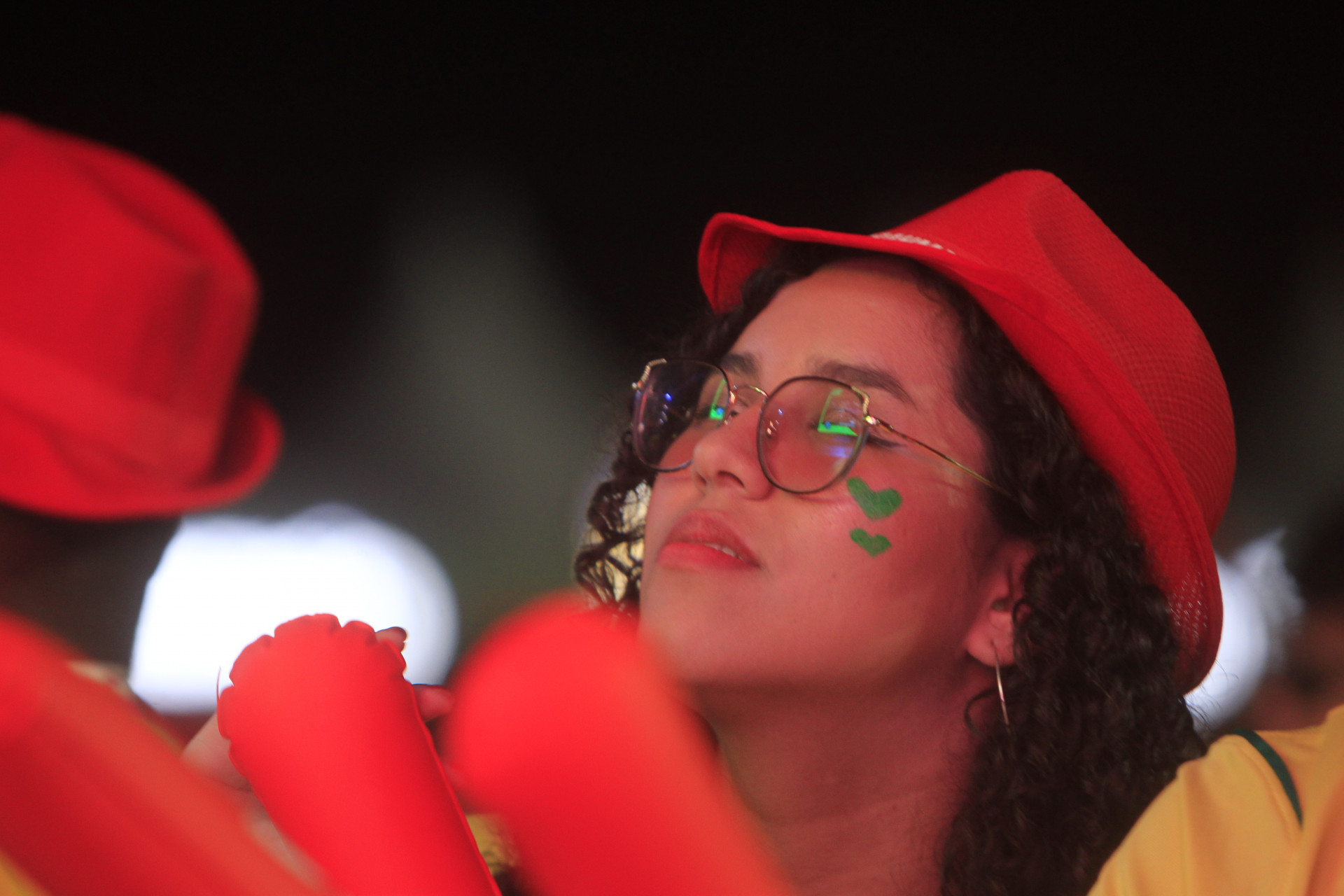 Torcedores do Brasil na Arena Copa em Copacabana, durante a transmissão do jogo entre Brasil x Marrocos neste sábado (13). - Reginaldo Pimenta / Agencia O Dia