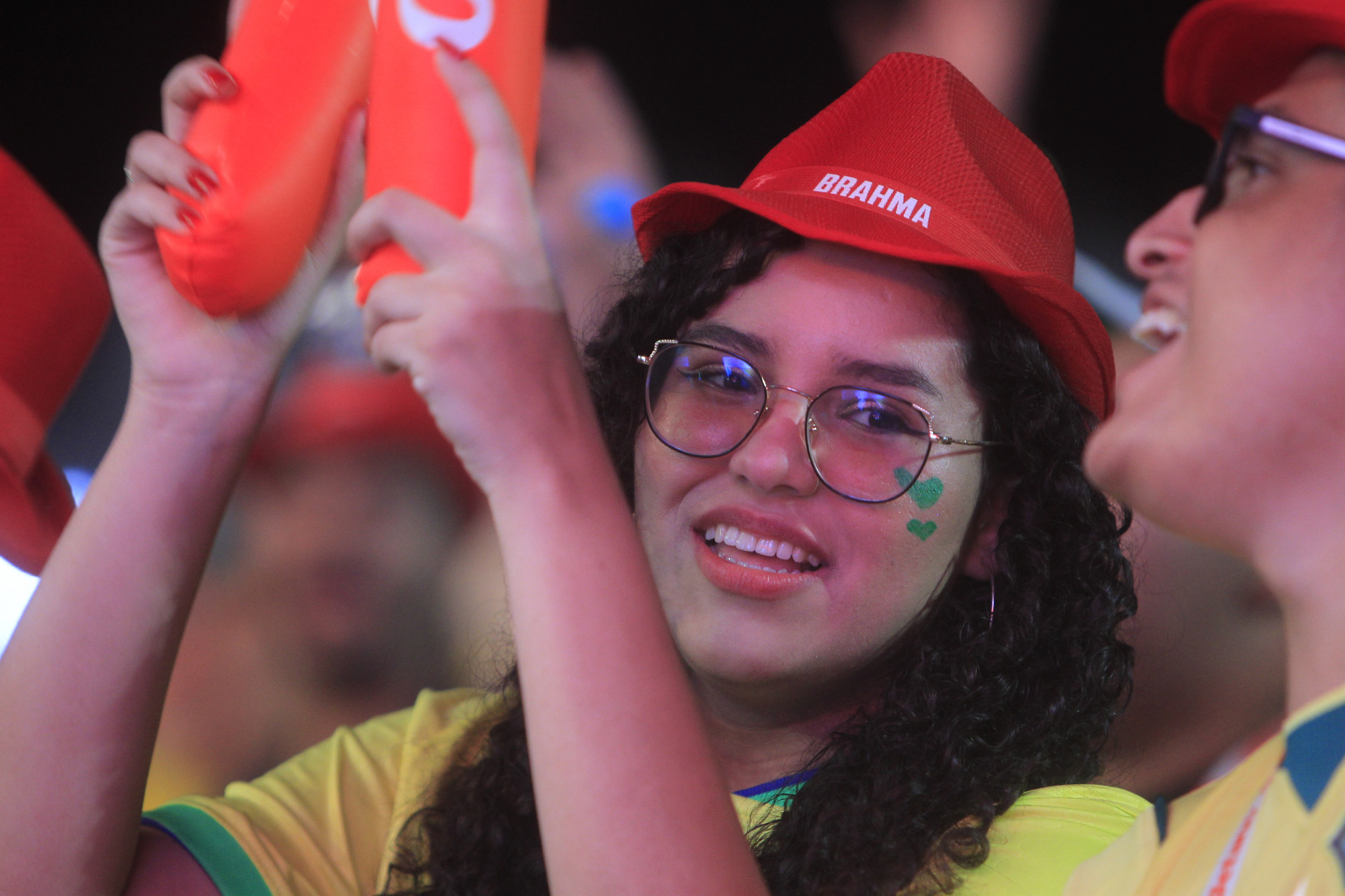 Torcedores do Brasil na Arena Copa em Copacabana, durante a transmissão do jogo entre Brasil x Marrocos neste sábado (13). - Reginaldo Pimenta / Agencia O Dia