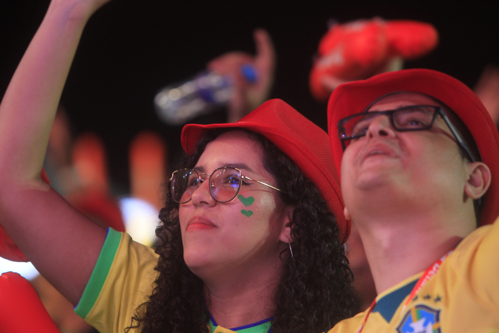 Torcedores do Brasil na Arena Copa em Copacabana, durante a transmissão do jogo entre Brasil x Marrocos neste sábado (13). - Reginaldo Pimenta / Agencia O Dia
