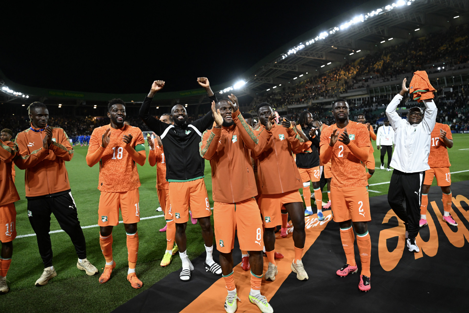 Comemora&ccedil;&atilde;o dos jogadores da Costa do Marfim ap&oacute;s a vit&oacute;ria sobre a Fran&ccedil;a em amistoso - Loic Venance / AFP
