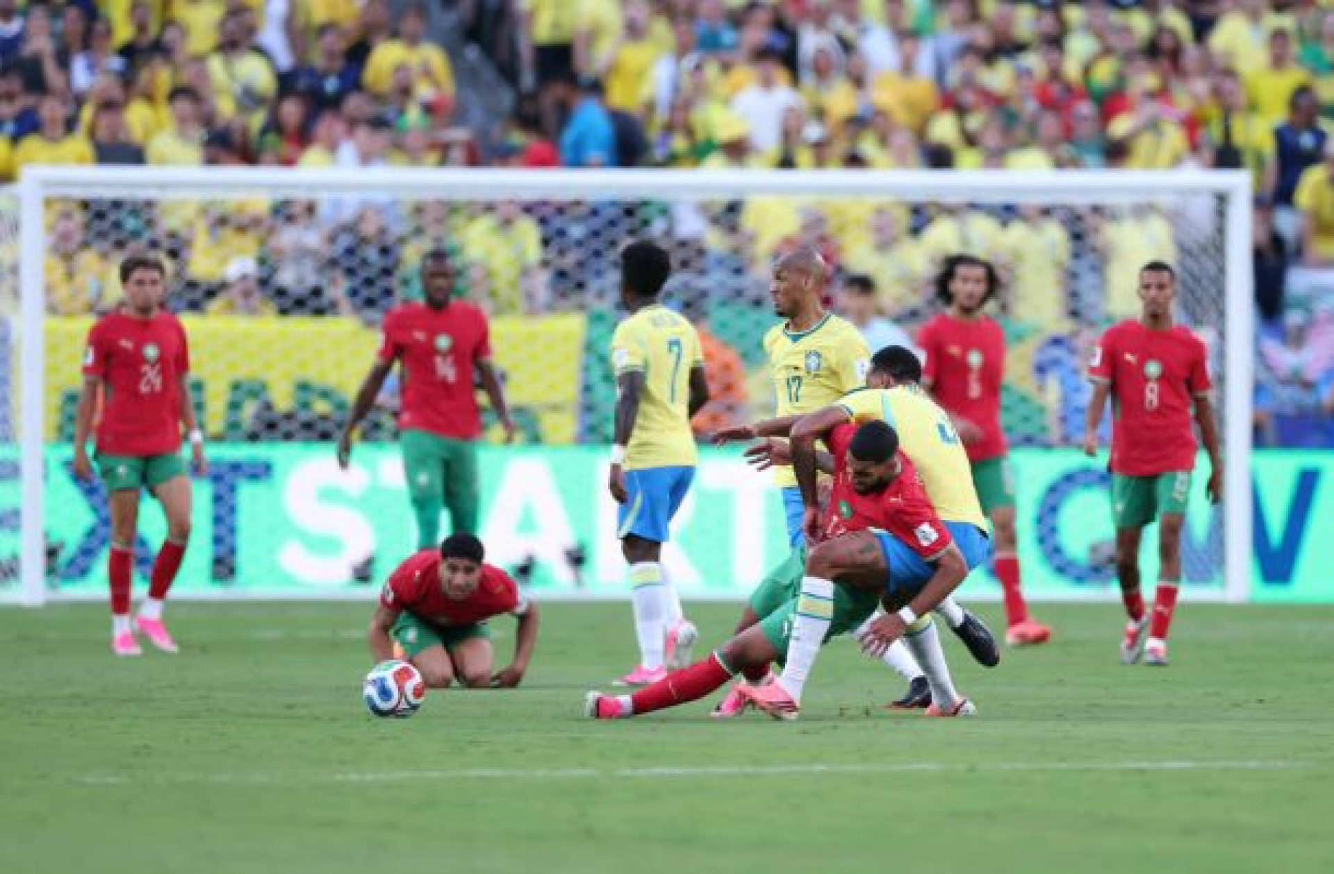 Fabinho sofre sangramento no nariz e recebe atendimento em Brasil x Marrocos