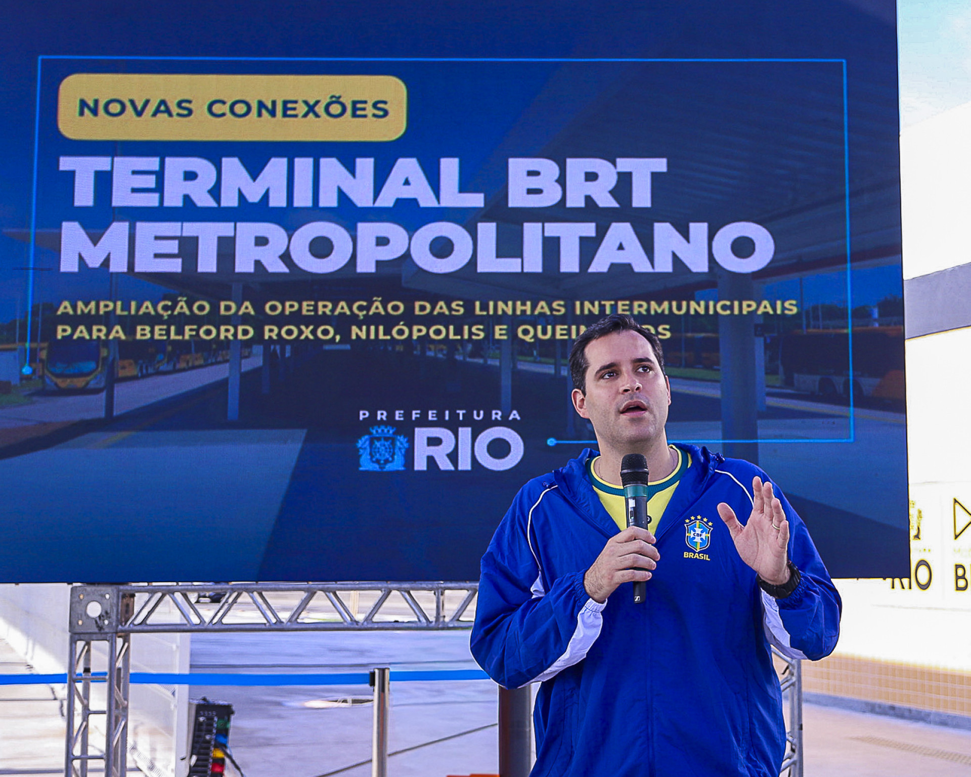 Prefeito Eduardo Cavaliere durante anúncio de ampliação do serviço do Terminal BRT Metropolitano - Marco Antonio Lima / Prefeitura do Rio