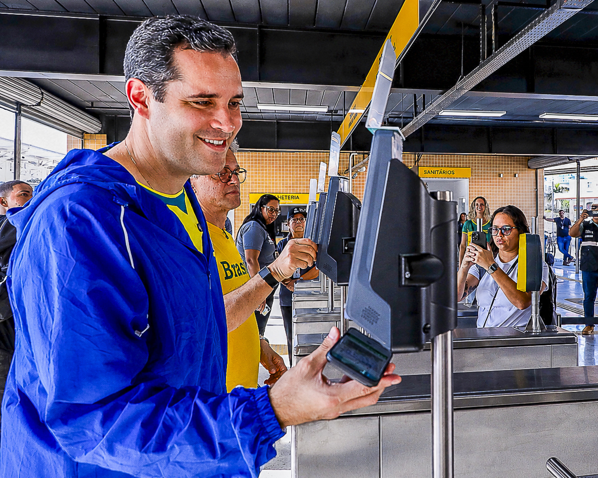 Prefeito Eduardo Cavaliere durante anúncio de ampliação do serviço do Terminal BRT Metropolitano - Rafael Catarcione / Prefeitura do Rio
