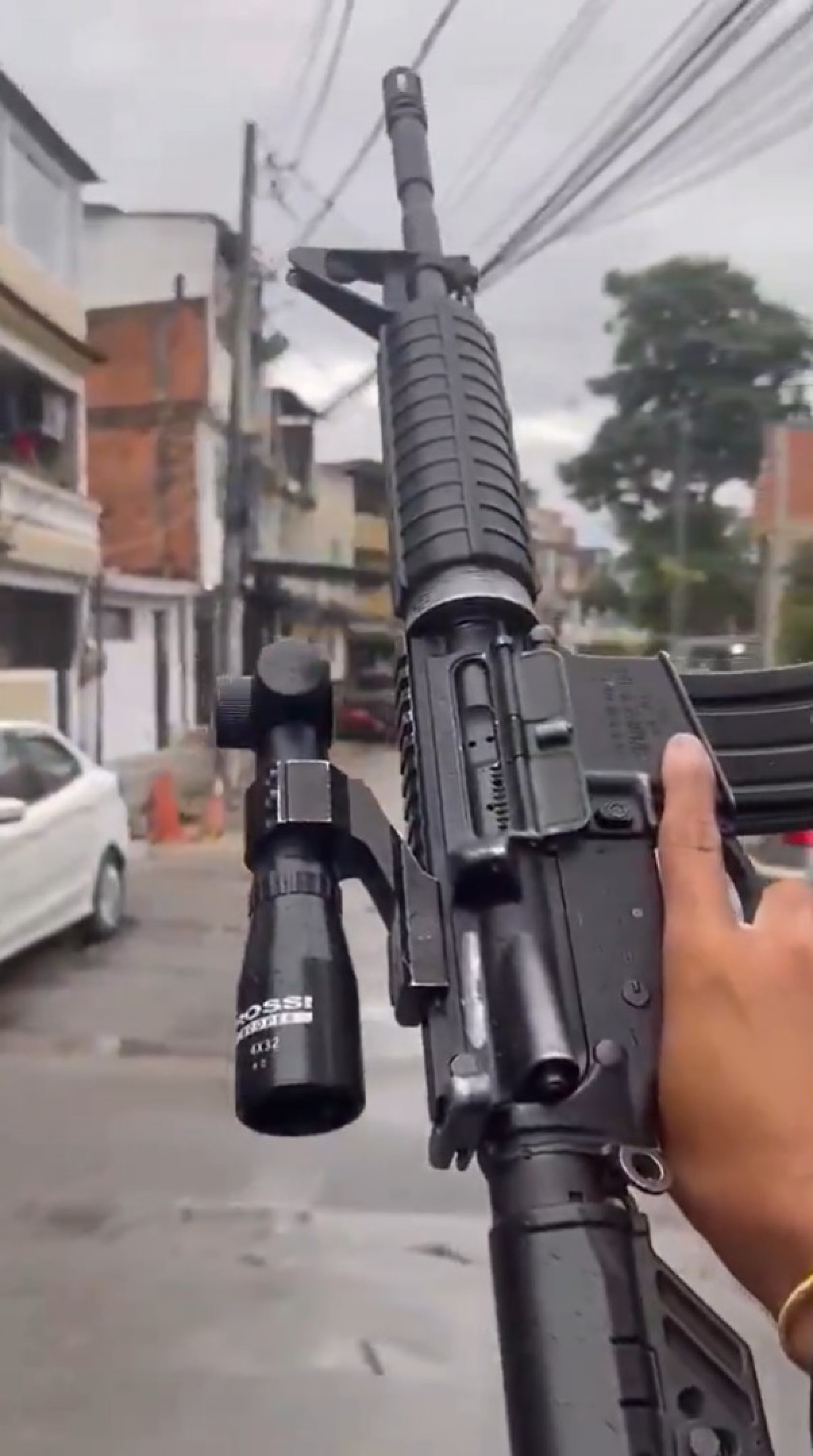 Integrantes da facção Comando Vermelho invadem localidade conhecida como Village, em Curicica - Reprodução / Redes Sociais