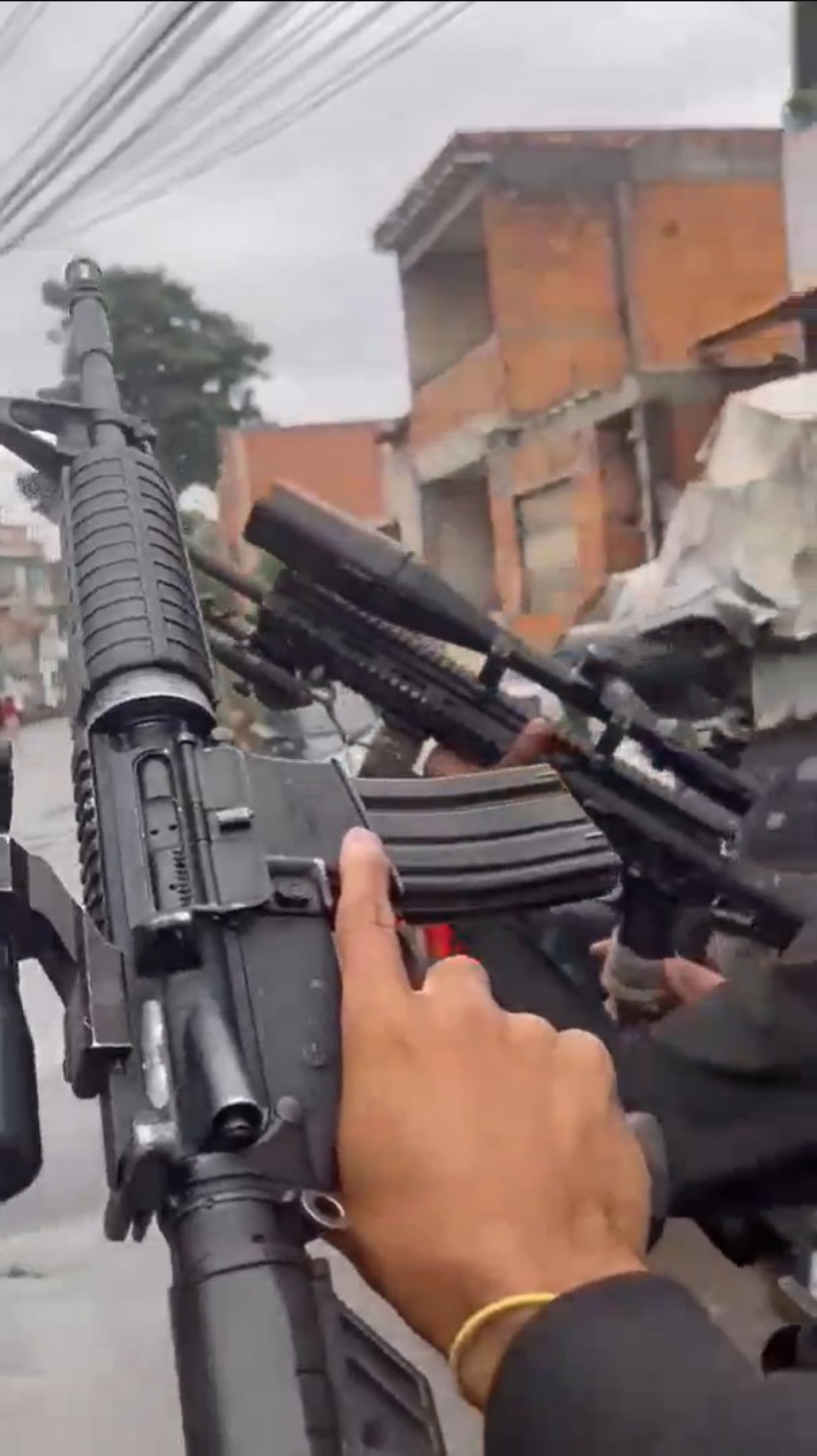 Integrantes da facção Comando Vermelho invadem localidade conhecida como Village, em Curicica - Reprodução / Redes Sociais