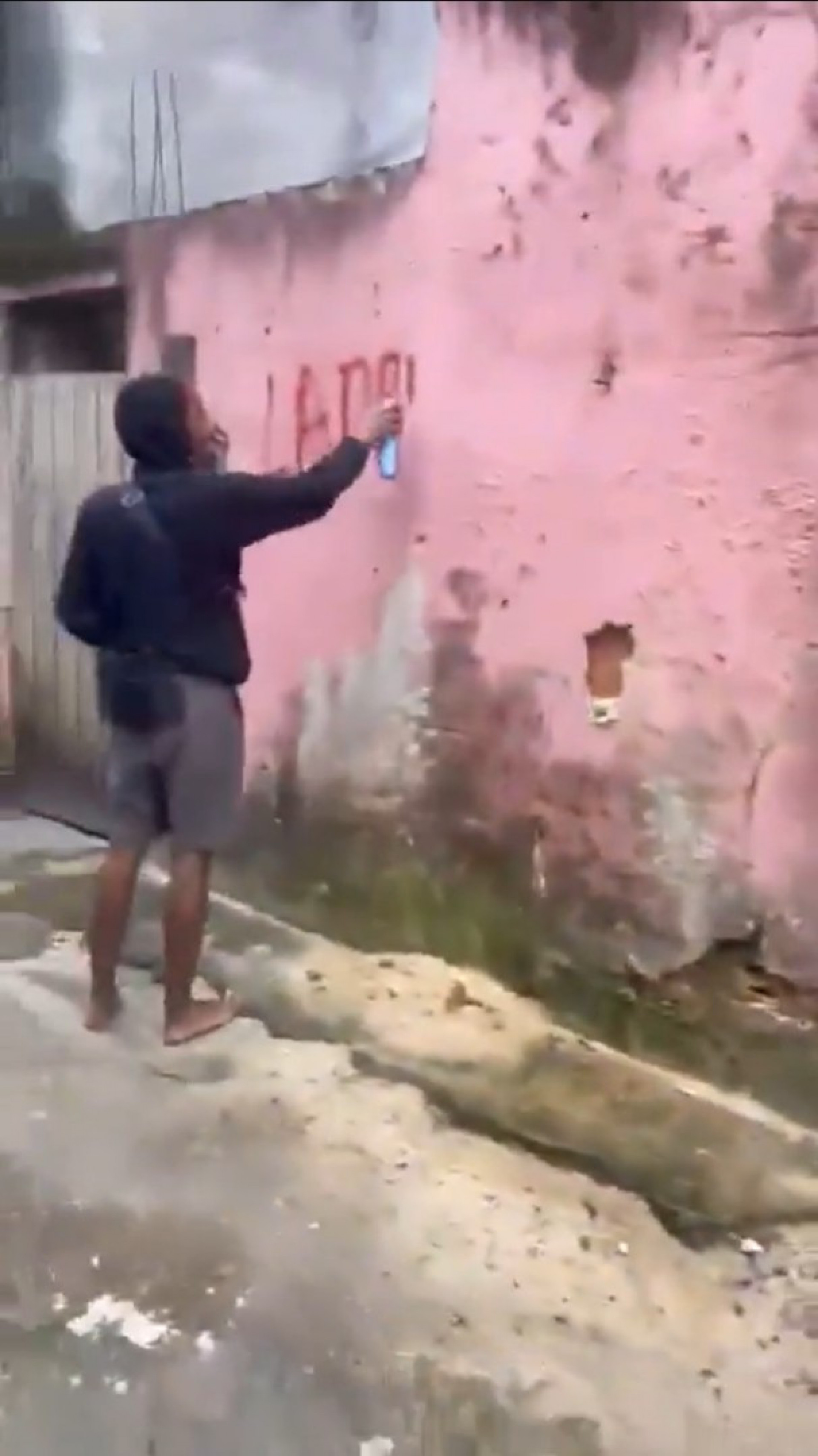Integrantes da facção Comando Vermelho invadem localidade conhecida como Village, em Curicica - Reprodução / Redes Sociais