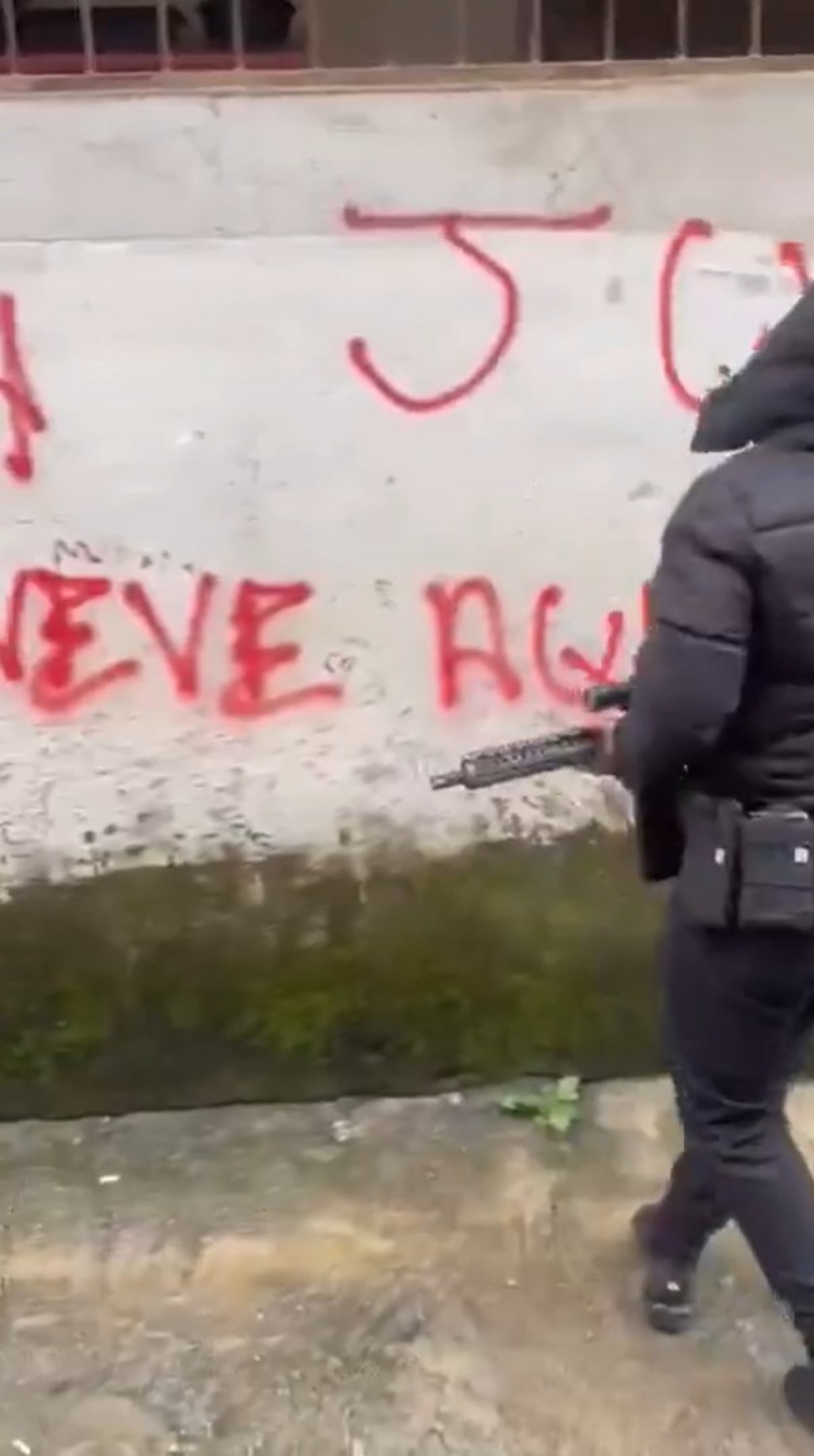 Integrantes da facção Comando Vermelho invadem localidade conhecida como Village, em Curicica - Reprodução / Redes Sociais