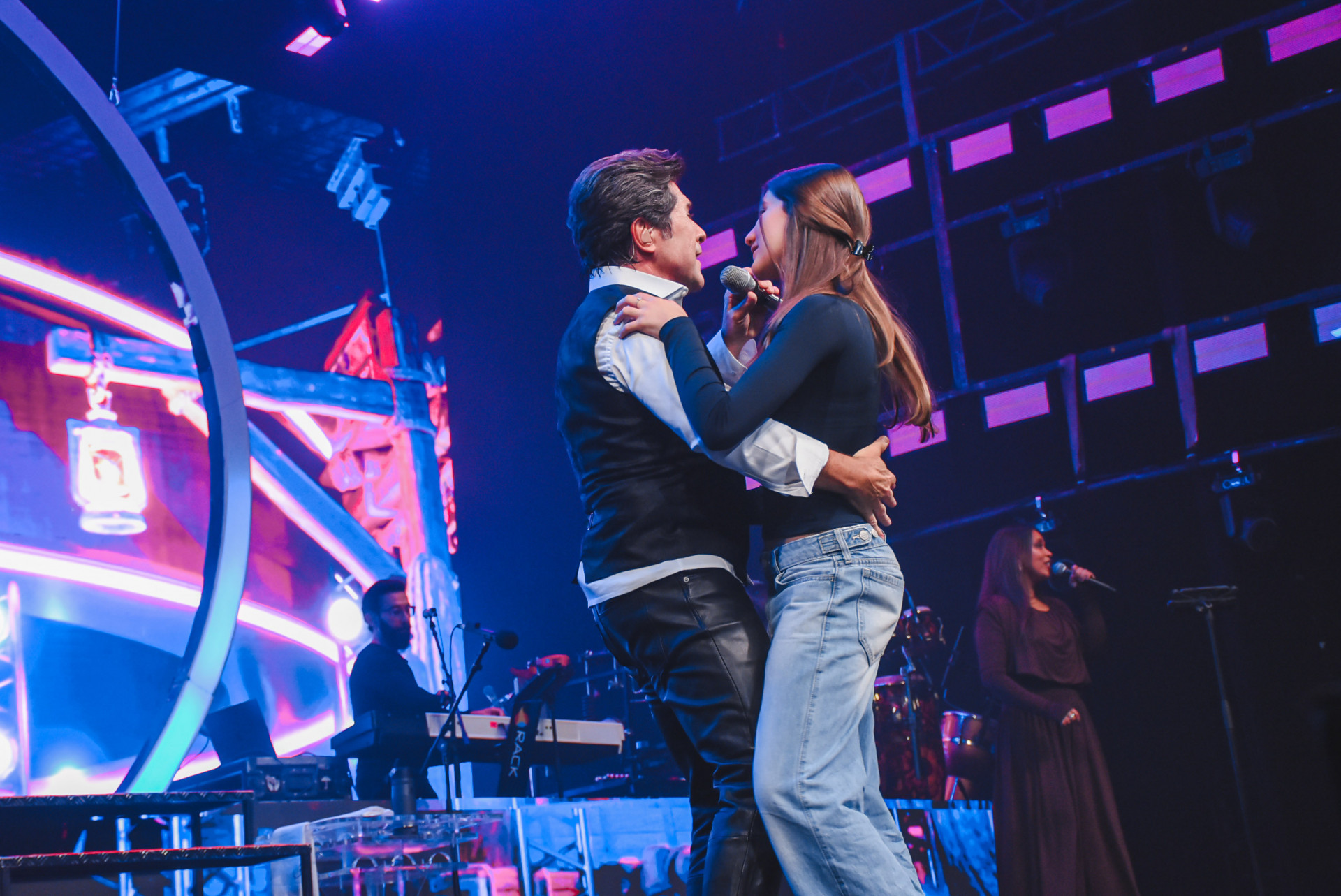 Daniel dança com a filha do meio, Luiza, durante show em São Paulo - Will Dias / Brazil News