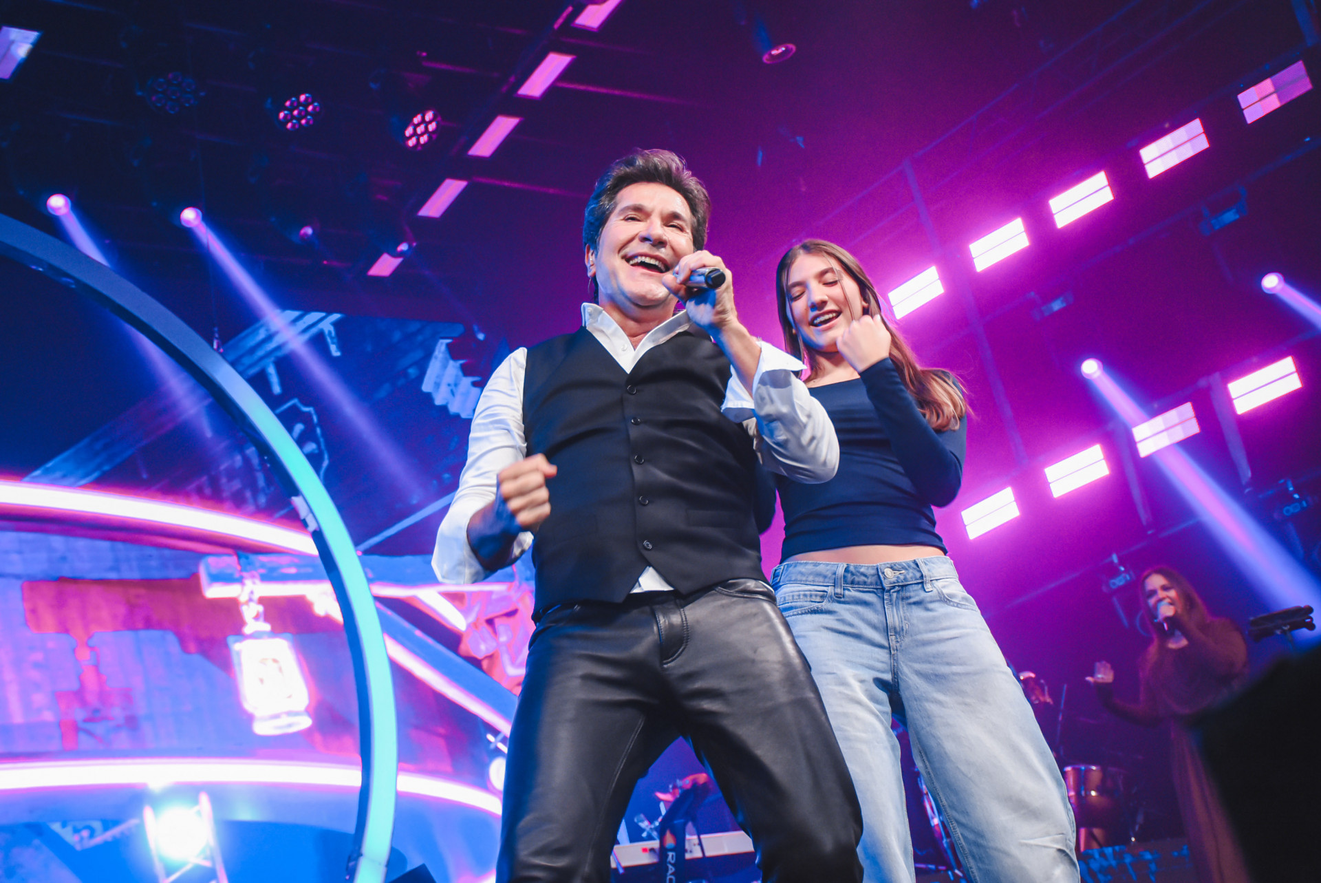 Daniel dança com a filha do meio, Luiza, durante show em São Paulo - Will Dias / Brazil News