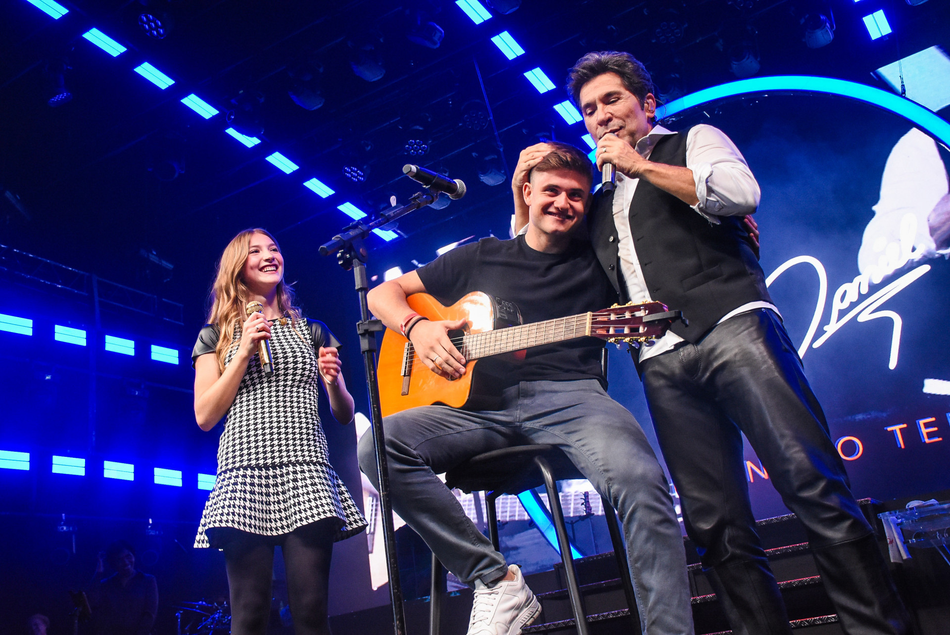 Daniel recebe a filha mais velha, Lara, e o namorado dela, Luca, no palco - Will Dias / Brazil News