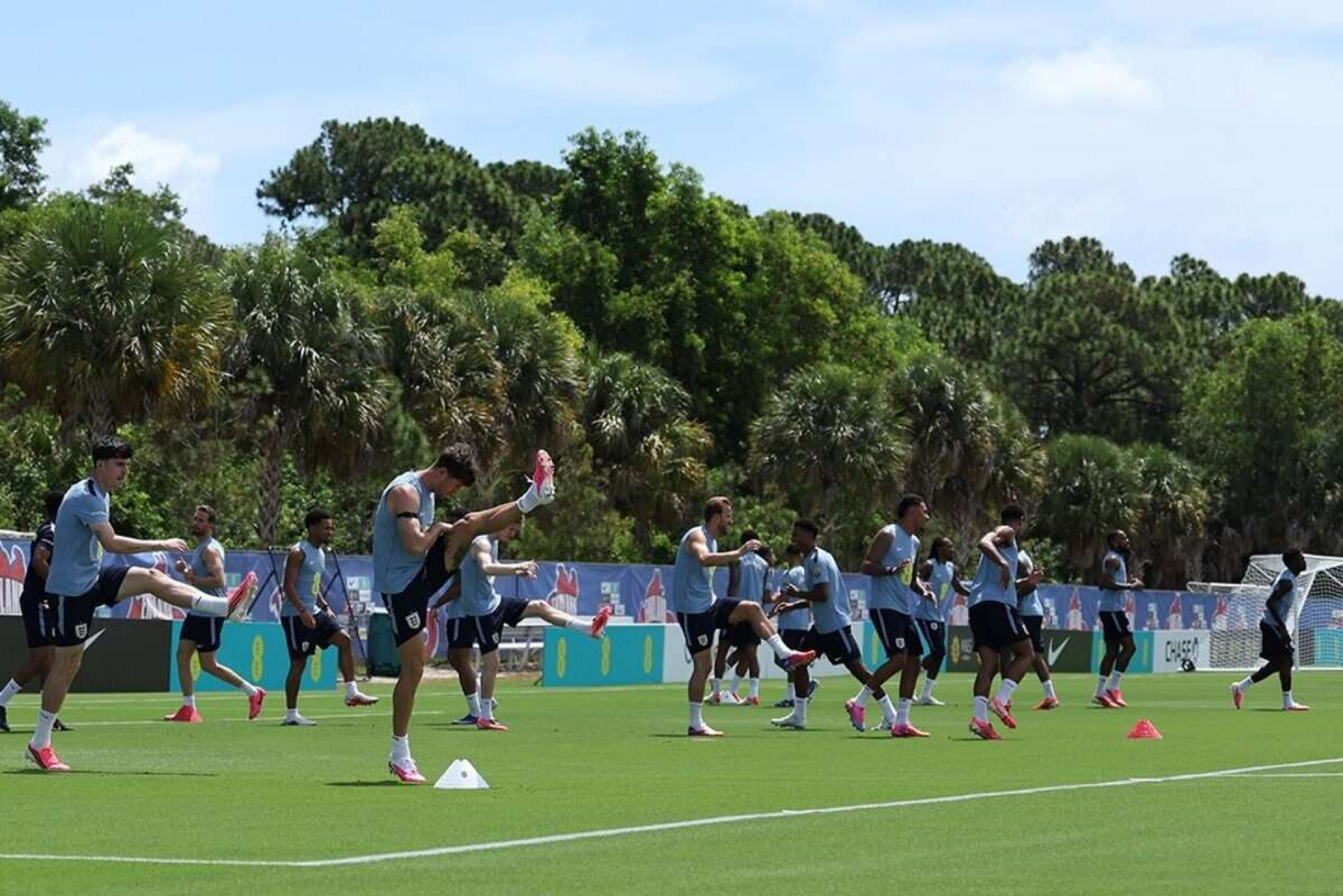 Ingleses sofrem furto de equipamentos &agrave;s v&eacute;speras da estreia na Copa, diz jornal