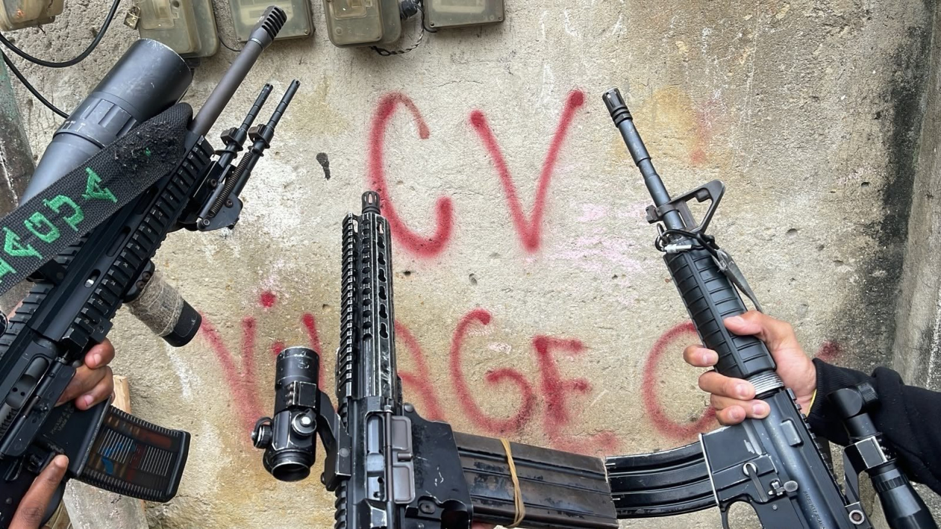 Integrantes da fac&ccedil;&atilde;o Comando Vermelho invadem localidade conhecida como Village, em Curicica