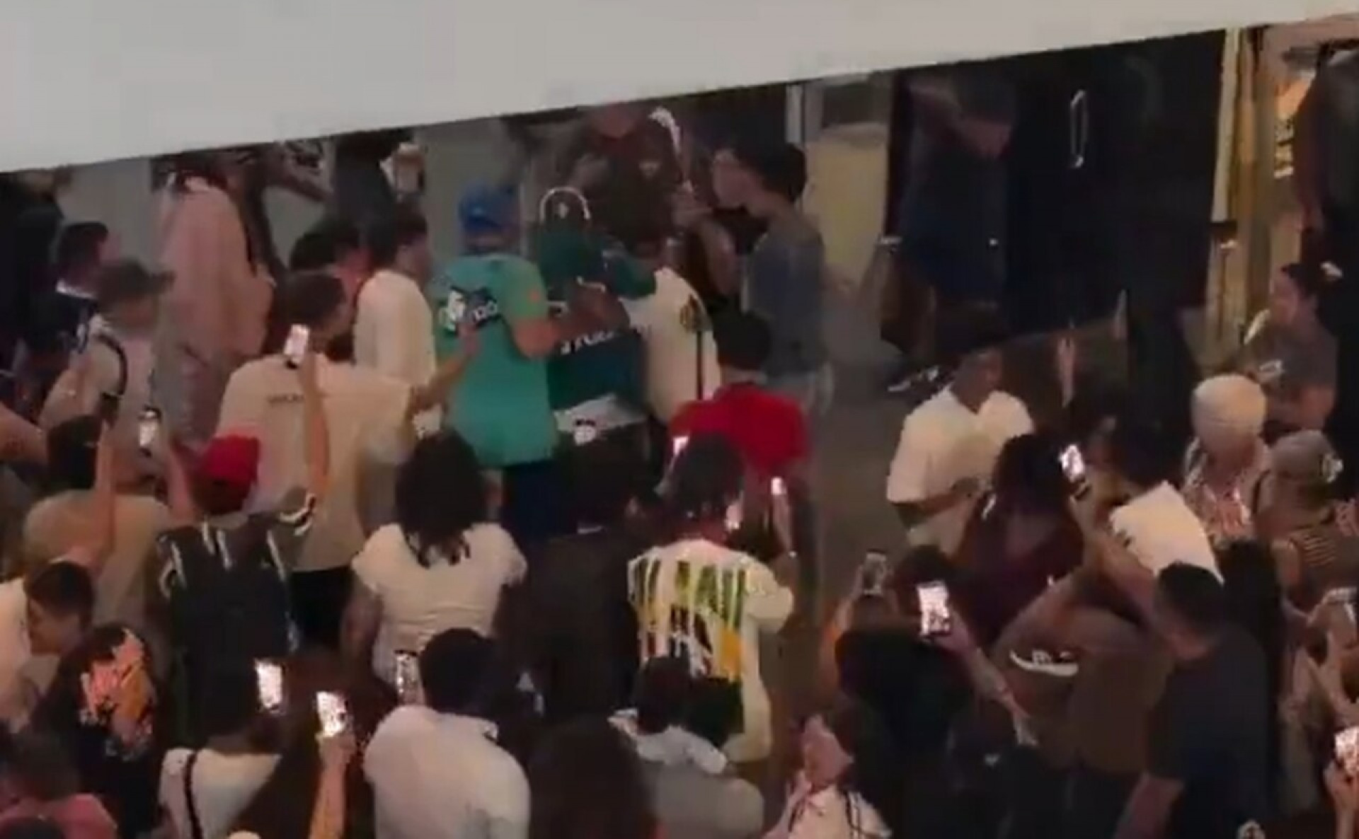 V&iacute;deo: s&oacute;sia de Neymar provoca tumulto em shopping nos EUA e mobiliza seguran&ccedil;a