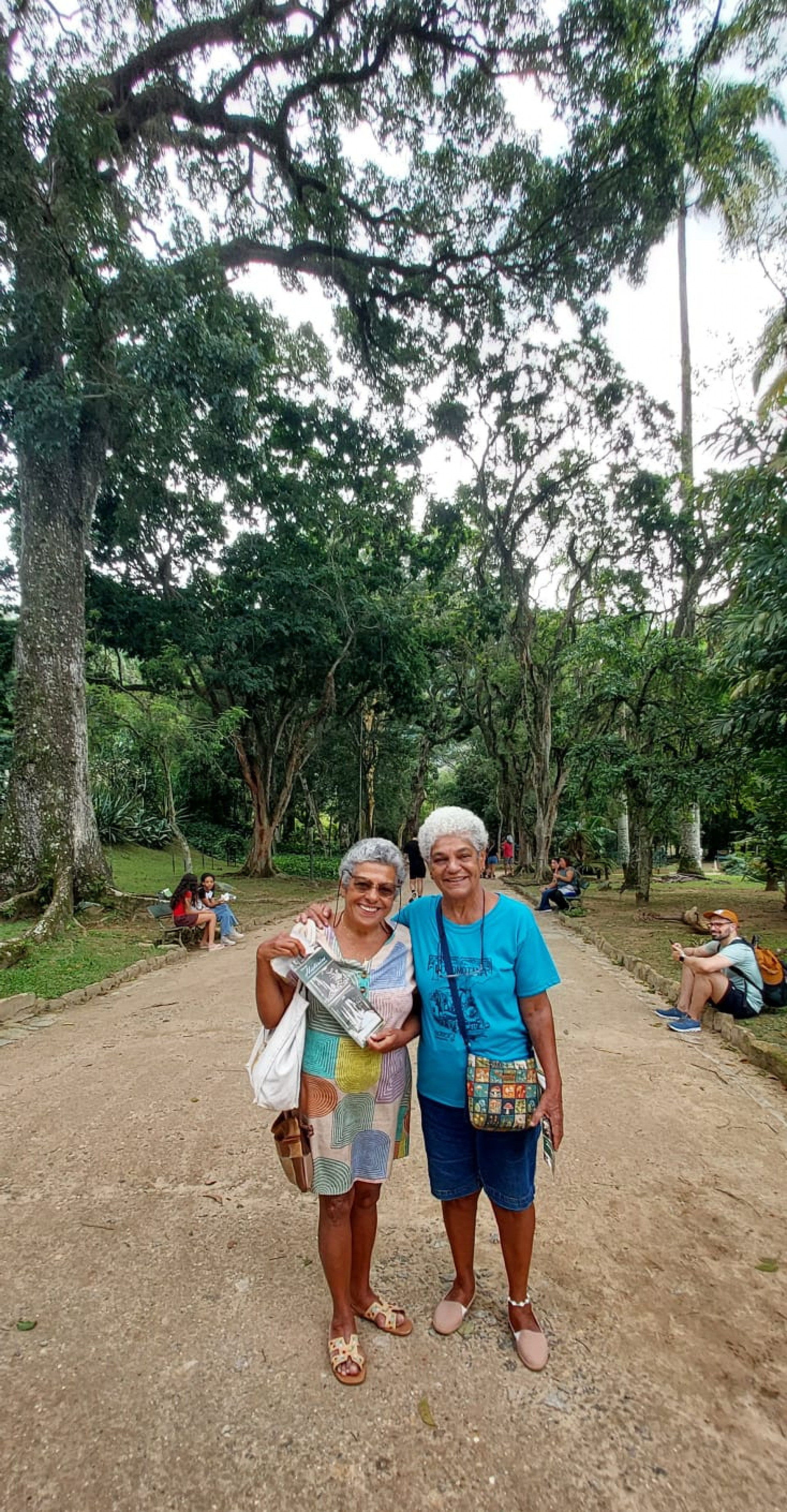 As irmãs aposentadas Aureli Barros (à esquerda), 77 anos, e Meire Teixeira, 71, no Jardim Botânico neste sábado - Divulgação/ Ester Santos