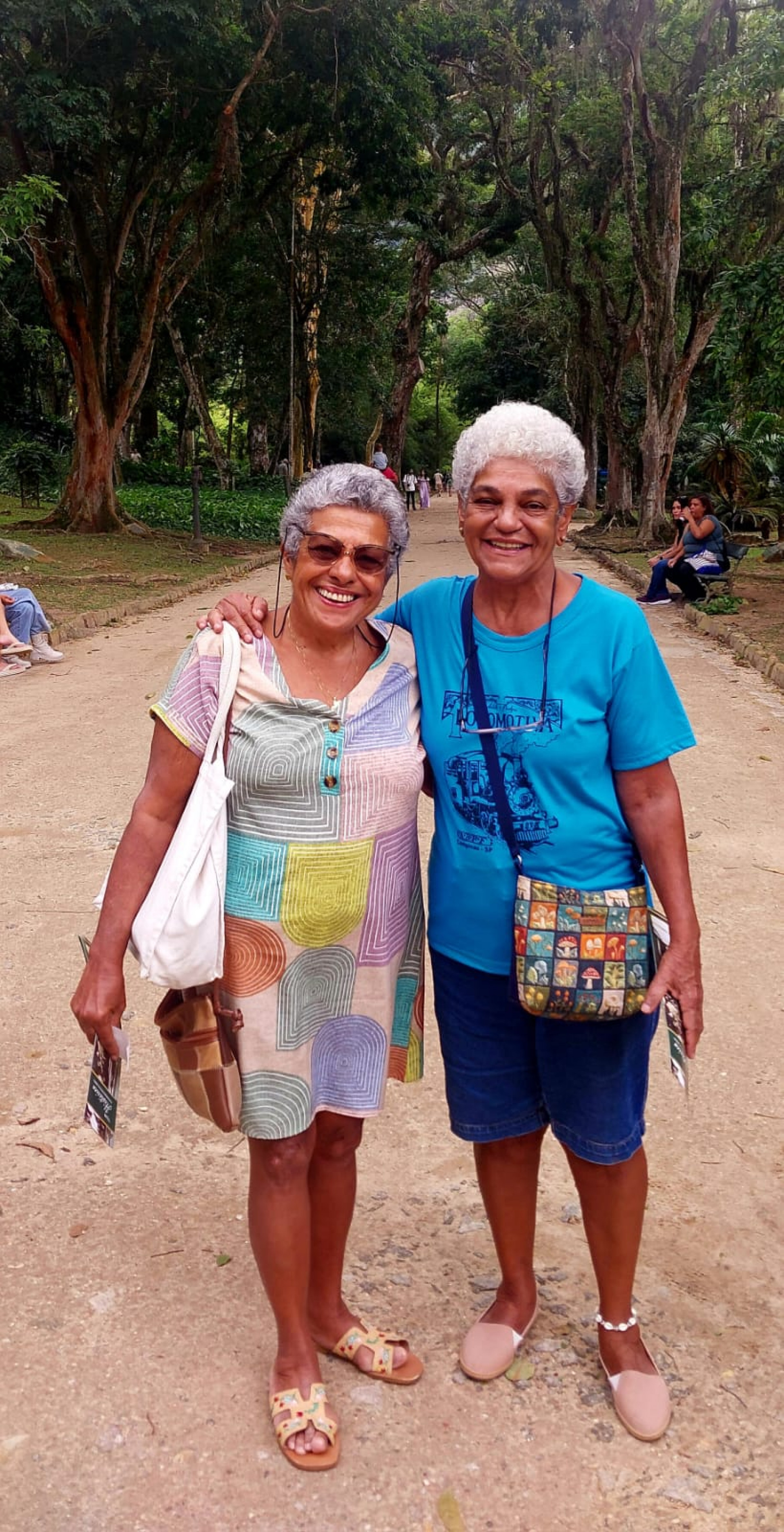 As irmãs aposentadas Aureli Barros (à esquerda), 77 anos, e Meire Teixeira, 71, no Jardim Botânico neste sábado - Divulgação/ Ester Santos
