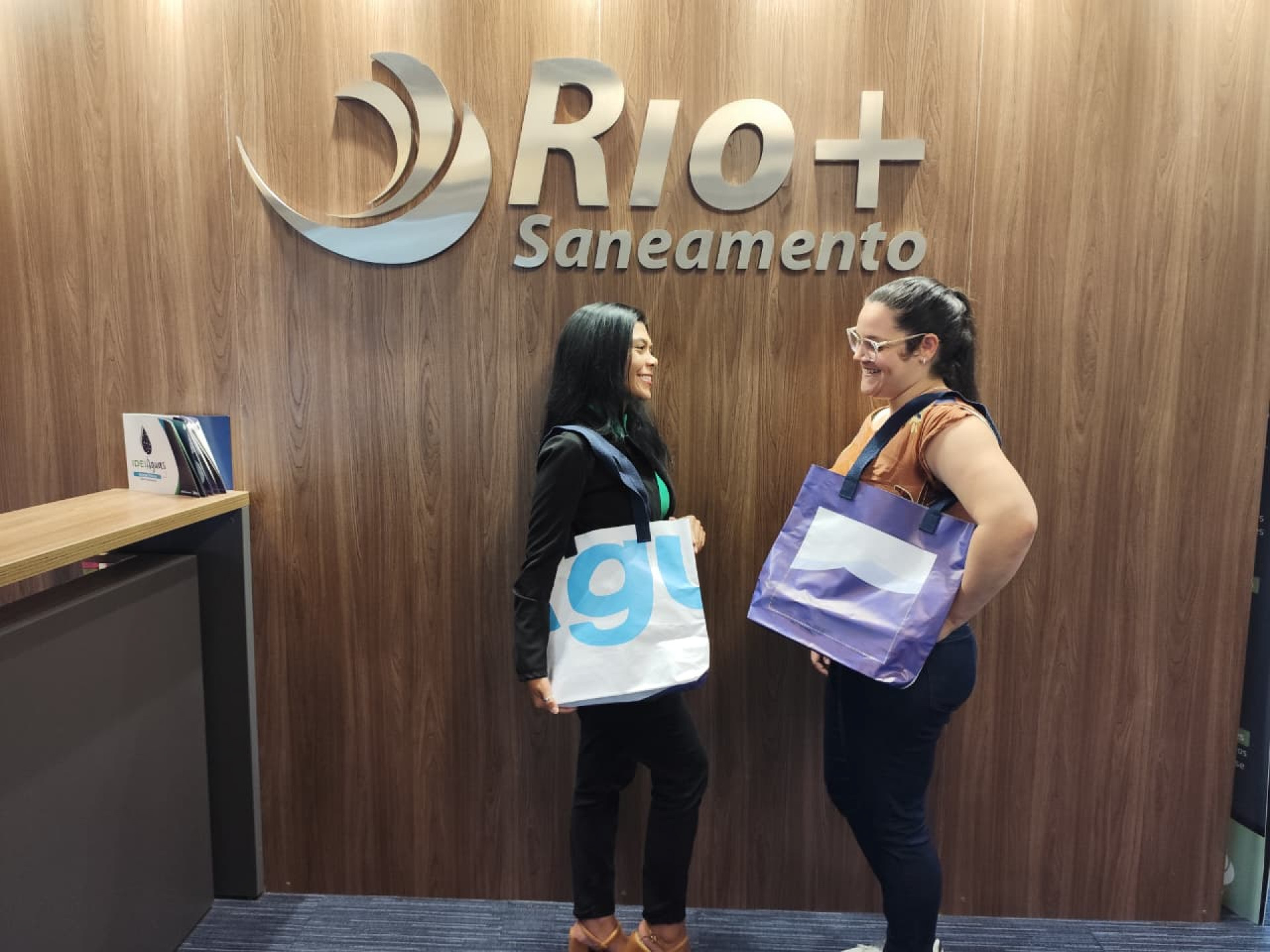 Parceria inclui a produ&ccedil;&atilde;o de sacolas ecol&oacute;gicas que ser&atilde;o distribu&iacute;das gratuitamente &agrave; popula&ccedil;&atilde;o - Divulga&ccedil;&atilde;o/Rio+Saneamento