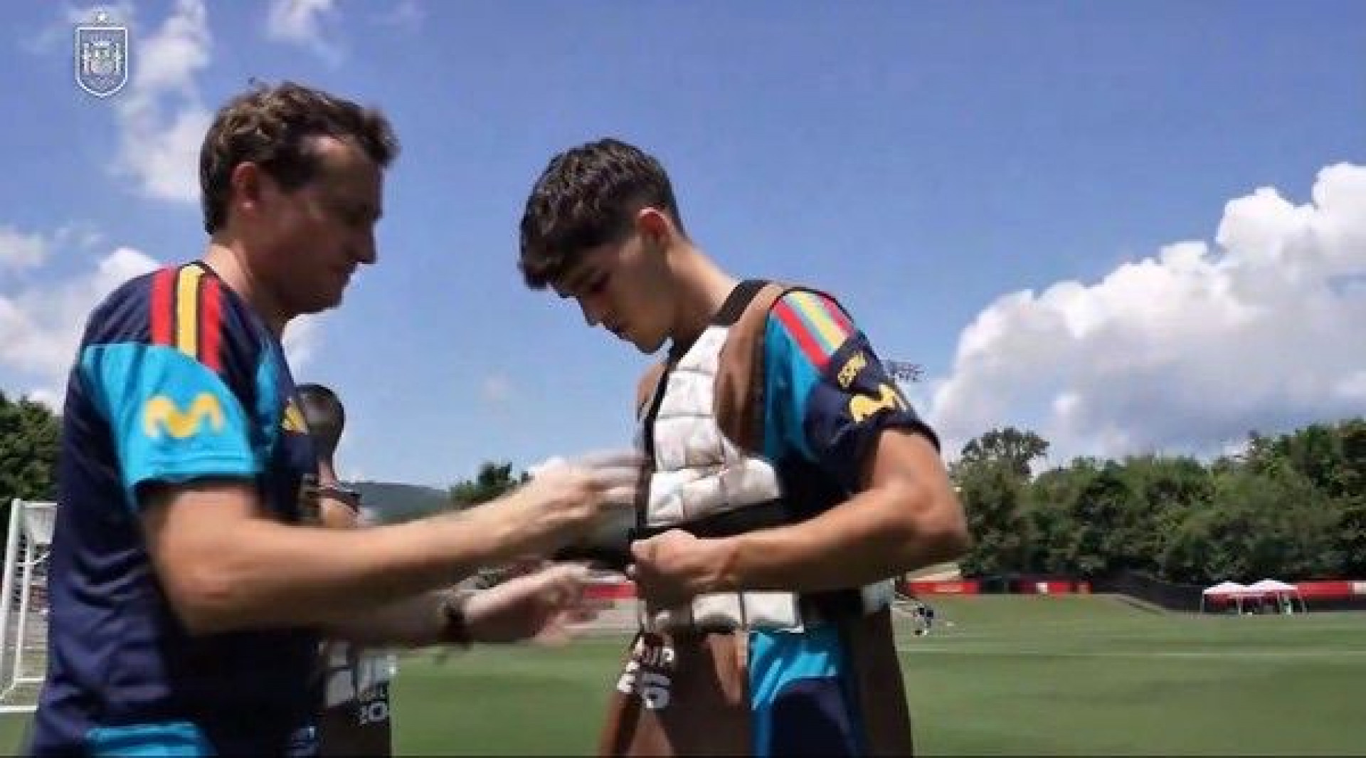 Jogadores da Espanha usaram coletes de gelo durante os treinos nos Estados Unidos - Reprodu&ccedil;&atilde;o / X
