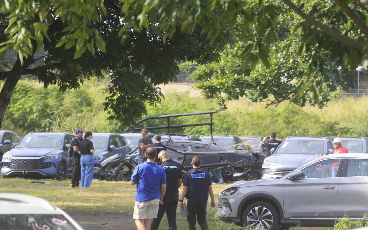 Dois helicópteros colidiram no ar e caíram no pátio de uma concessionária de carros elétricos, na Avenida das Américas, no Recreio dos Bandeirantes, na manhã deste domingo (14). Seis pessoas morreram. Com o impacto, as aeronaves de pequeno porte acabaram explodindo em cima dos veículos, e desencadeou um grande incêndio no local, ao lado da Rua Beth Lago.  - Reginaldo Pimenta / Agencia O Dia