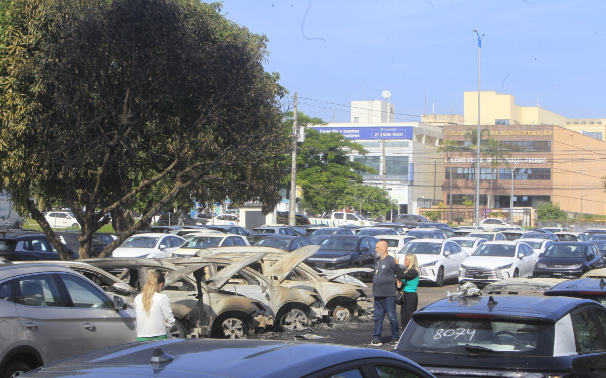 Dois helicópteros colidiram no ar e caíram no pátio de uma concessionária de carros elétricos, na Avenida das Américas, no Recreio dos Bandeirantes, na manhã deste domingo (14). Seis pessoas morreram. Com o impacto, as aeronaves de pequeno porte acabaram explodindo em cima dos veículos, e desencadeou um grande incêndio no local, ao lado da Rua Beth Lago.  - Reginaldo Pimenta / Agencia O Dia