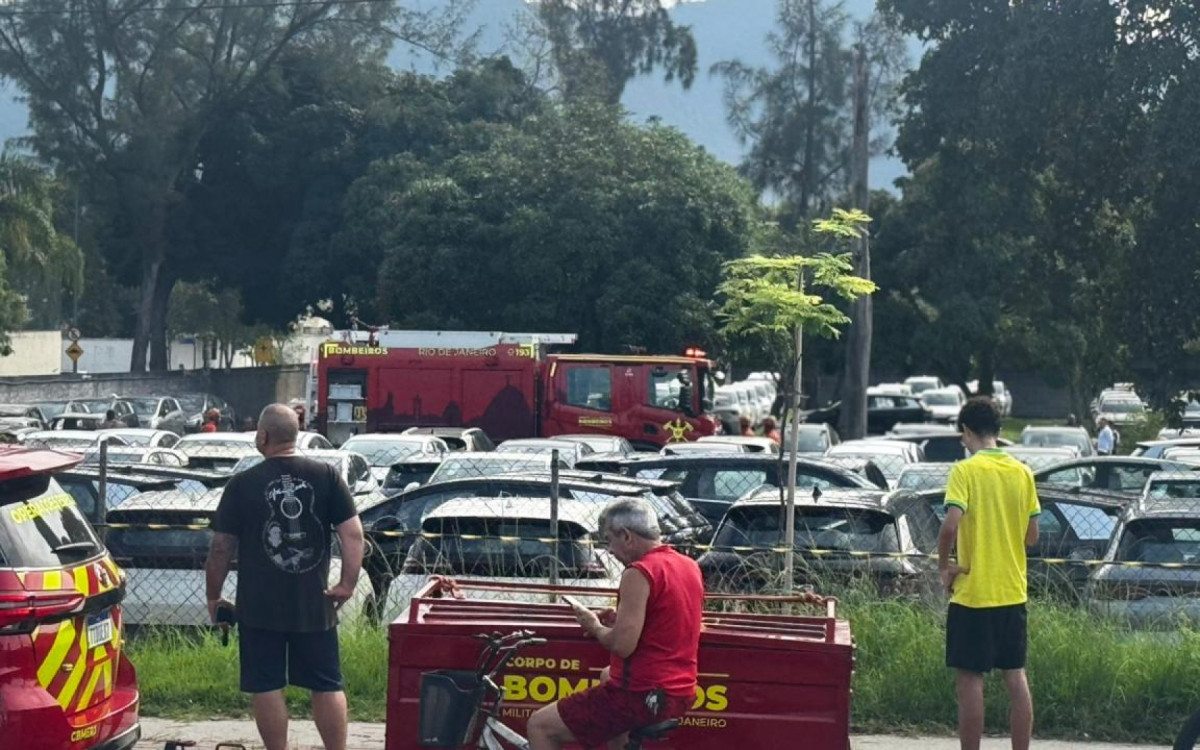 Diversas pessoas acompanham o trabalho dos Bombeiros no local da queda dos helicópteros, no Recreio