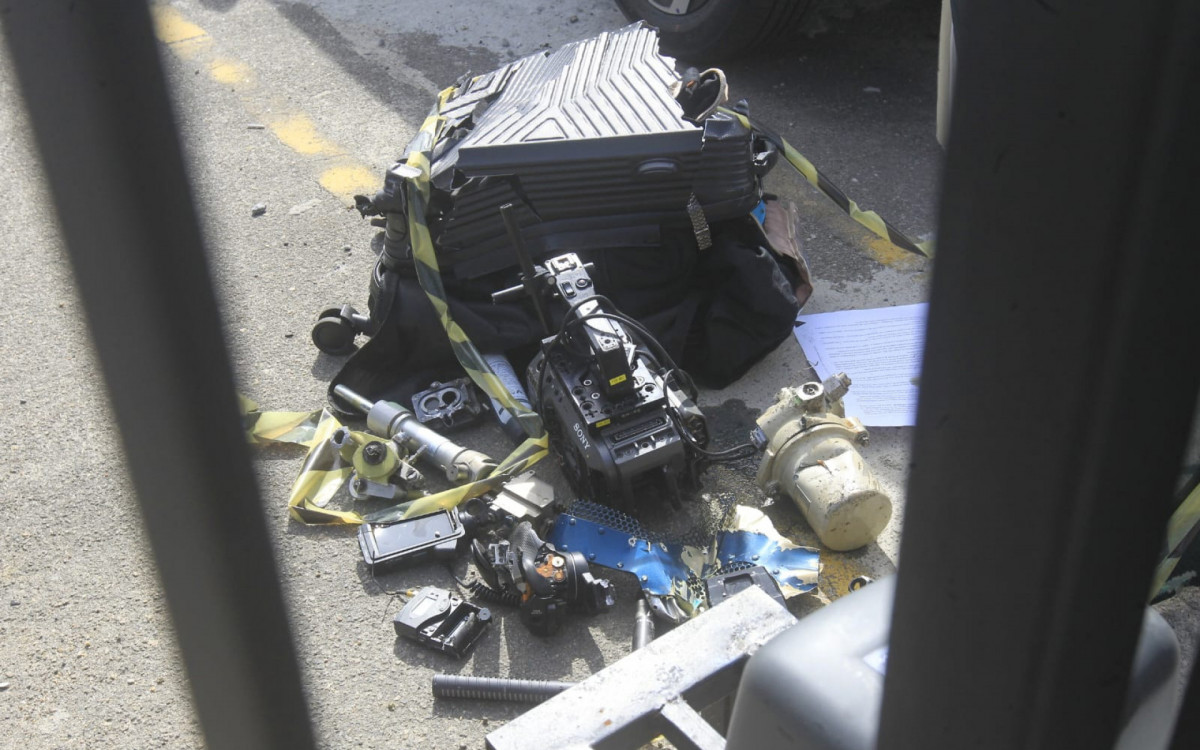 Malas dos passageiros se misturaram aos destroços da aeronave - Reginaldo Pimenta / Agência O Dia