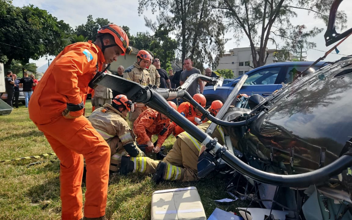 Fotos revelam partes das aeronaves espalhadas pelo local e a dimensão dos danos causados - Ângela Góes /CBMERJ
