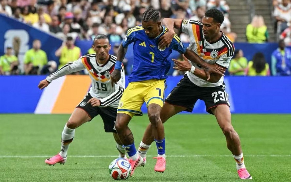 Juninho Bacuna em ação por Curaçao diante da Alemanha, na Copa do Mundo