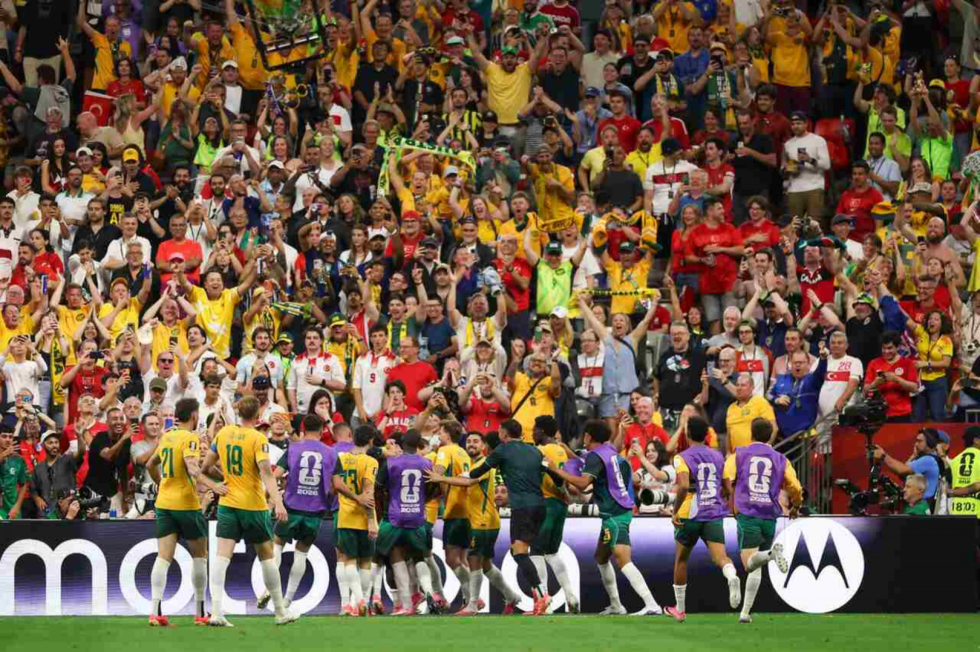 Nascido em campo de refugiados, joia da Austr&aacute;lia faz hist&oacute;ria na Copa do Mundo