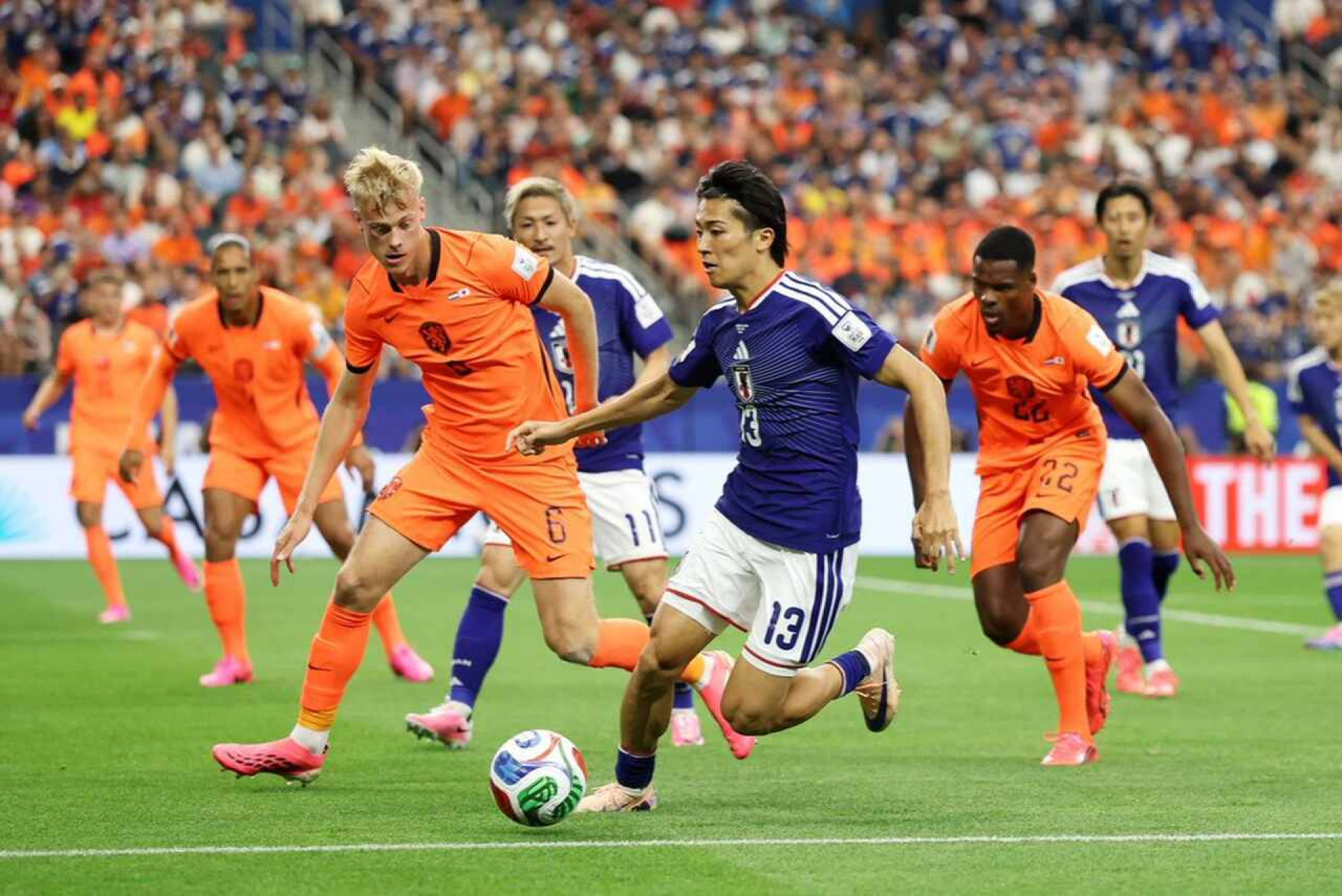 Em duelo equilibrado, Holanda e Jap&atilde;o empatam na estreia pela Copa do Mundo