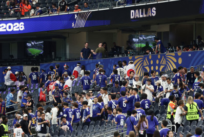 Torcedores do Japão recolhem lixo e limpam estádio após estreia na Copa