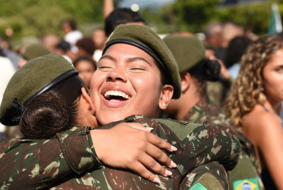 Primeiras soldados mulheres concluem formação histórica do Exército no Rio