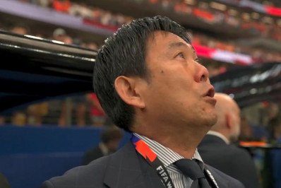 Técnico do Japão se emociona com hino nacional em estreia na Copa; veja vídeo