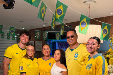 Xanddy celebra aniversário ao lado de Carla Perez e Scheila Carvalho