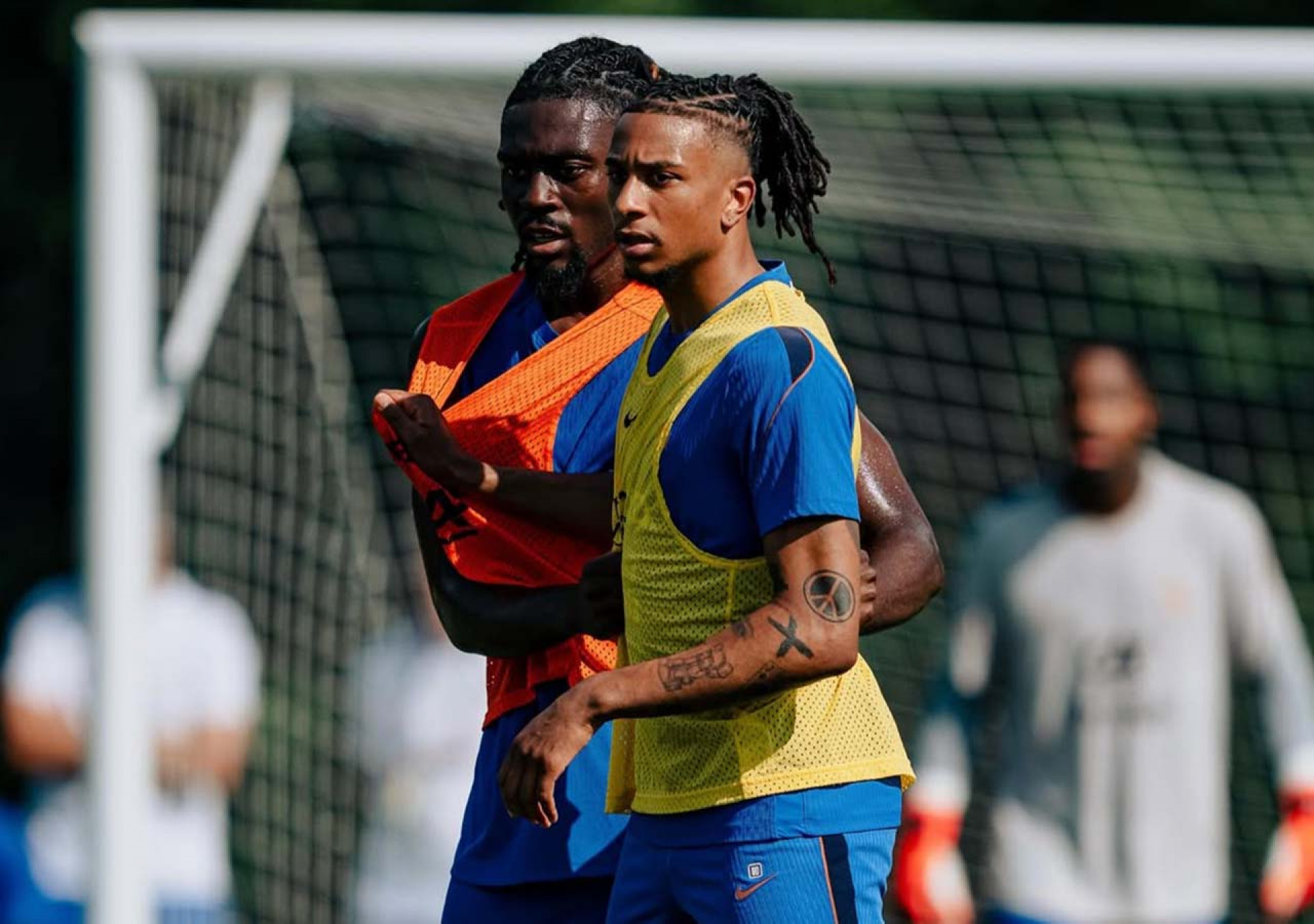 Bayern se movimenta para renovar com Olise e afastar interesse do Real Madrid