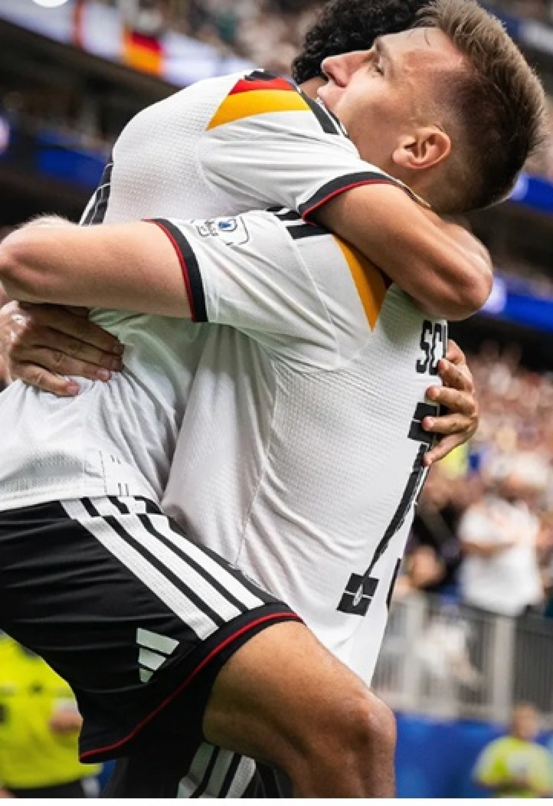 Zagueiro Schlotterbeck comemora o gol de cabeça que recolocou a Alemanha na frente contra Curaçao