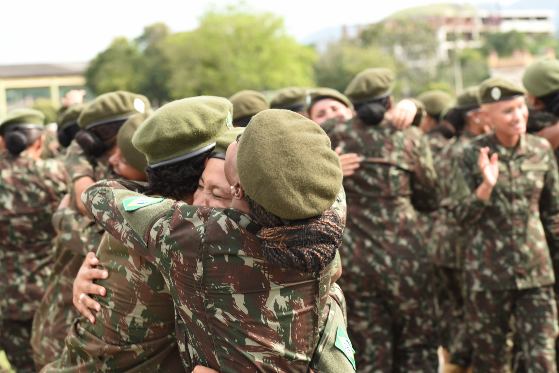 Cerimônia de entrega da boina verde-oliva às primeiras soldados da história do Exército Brasileiro, na Vila Militar - Divulgação/ Comando Militar do Leste
