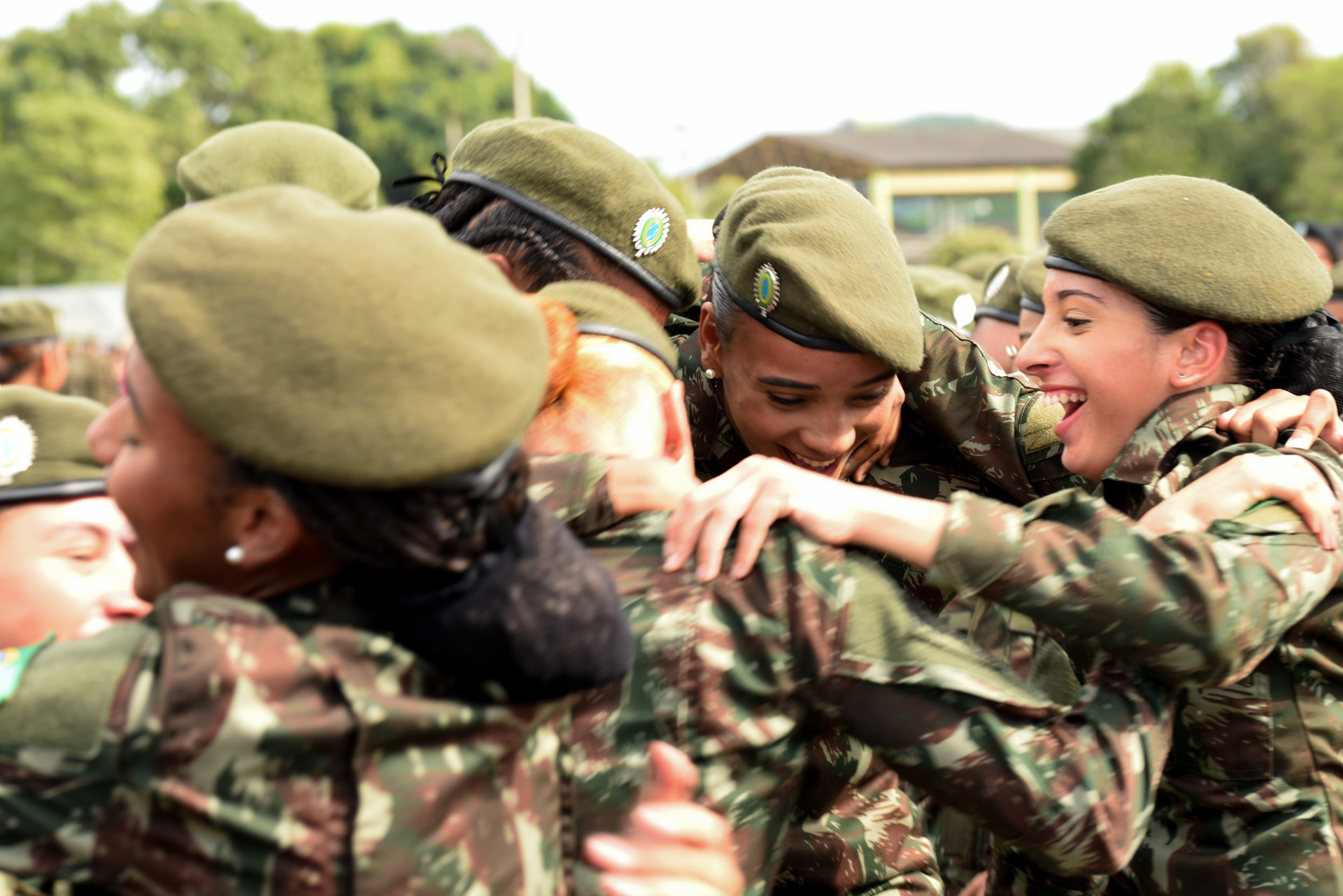 Cerimônia de entrega da boina verde-oliva às primeiras soldados da história do Exército Brasileiro, na Vila Militar - Divulgação/ Comando Militar do Leste