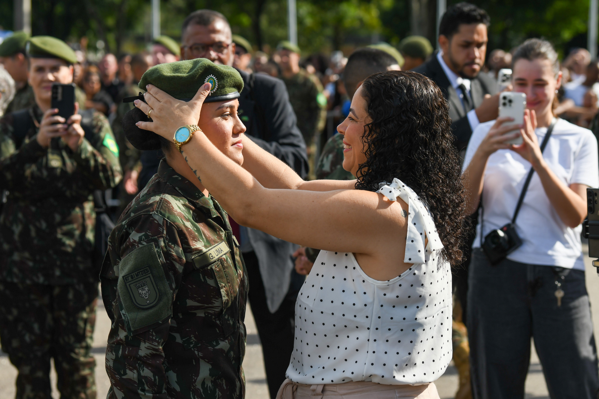 Cerimônia de entrega da boina verde-oliva às primeiras soldados da história do Exército Brasileiro, na Vila Militar - Divulgação/ Comando Militar do Leste